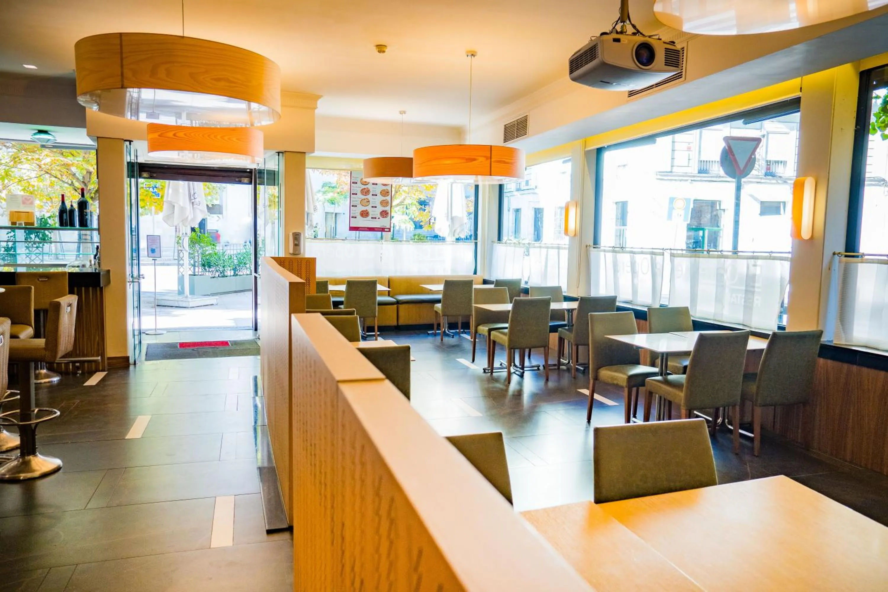 Restaurant/places to eat in Hotel Opera