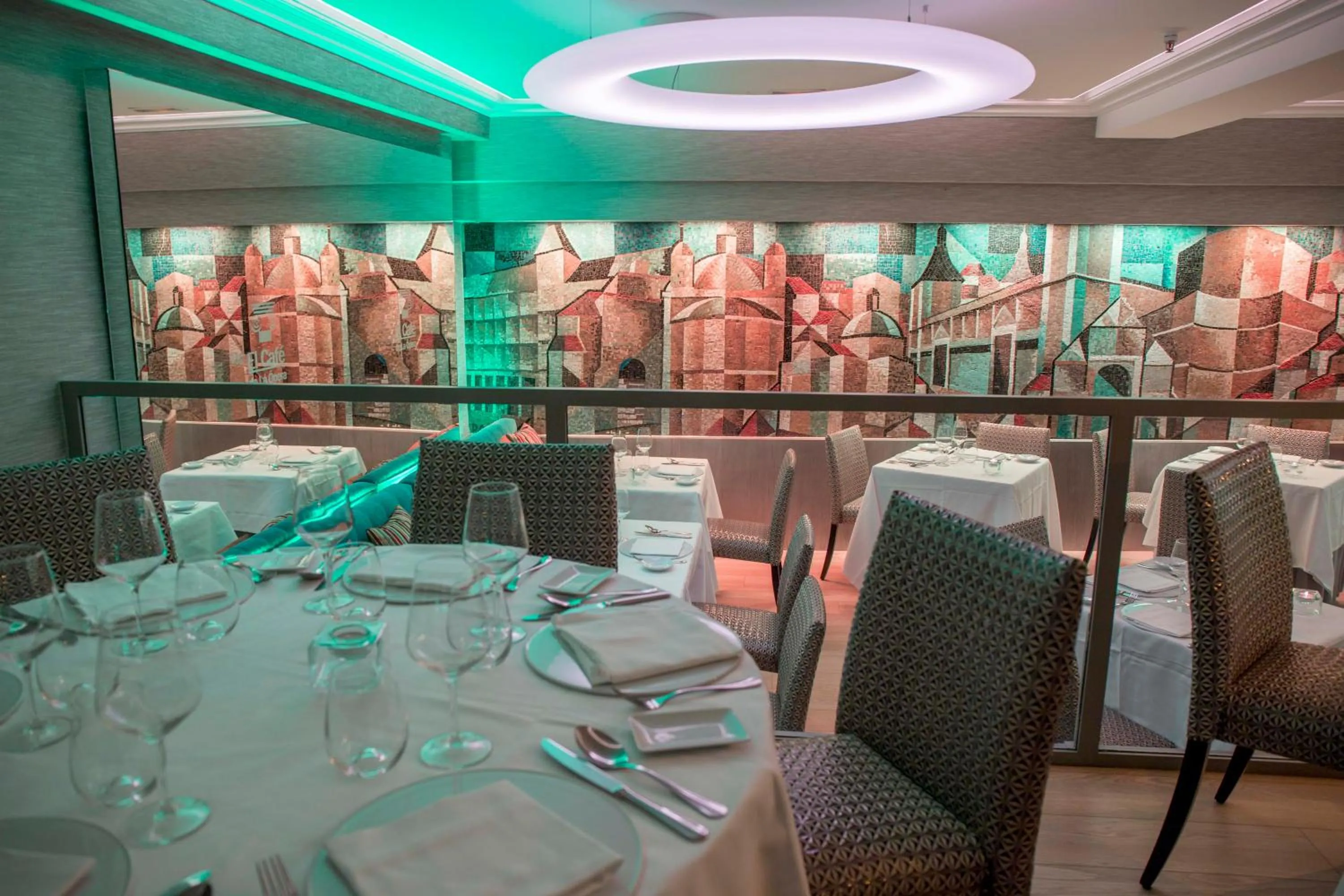 Restaurant/places to eat in Hotel Opera