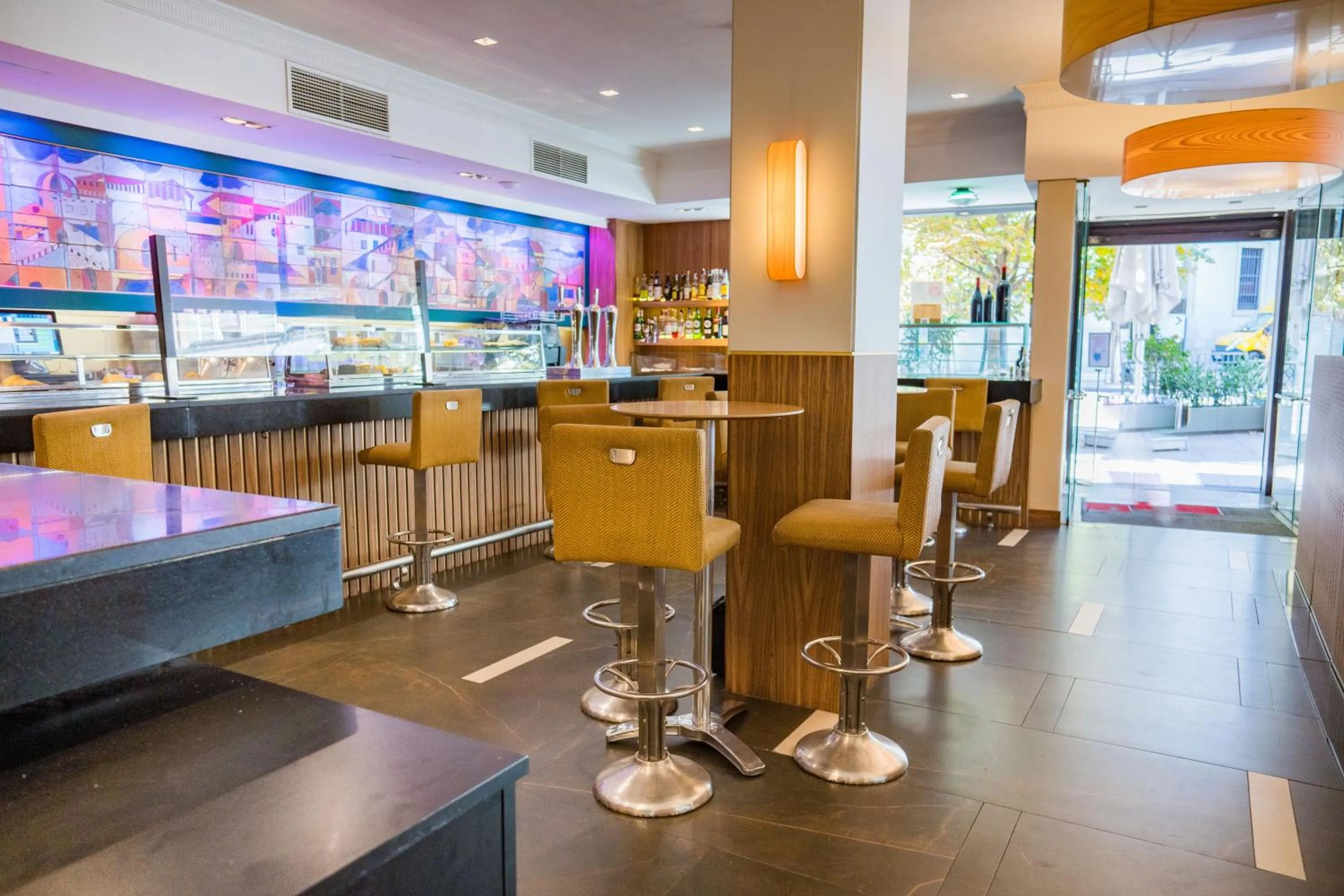 Restaurant/places to eat in Hotel Opera