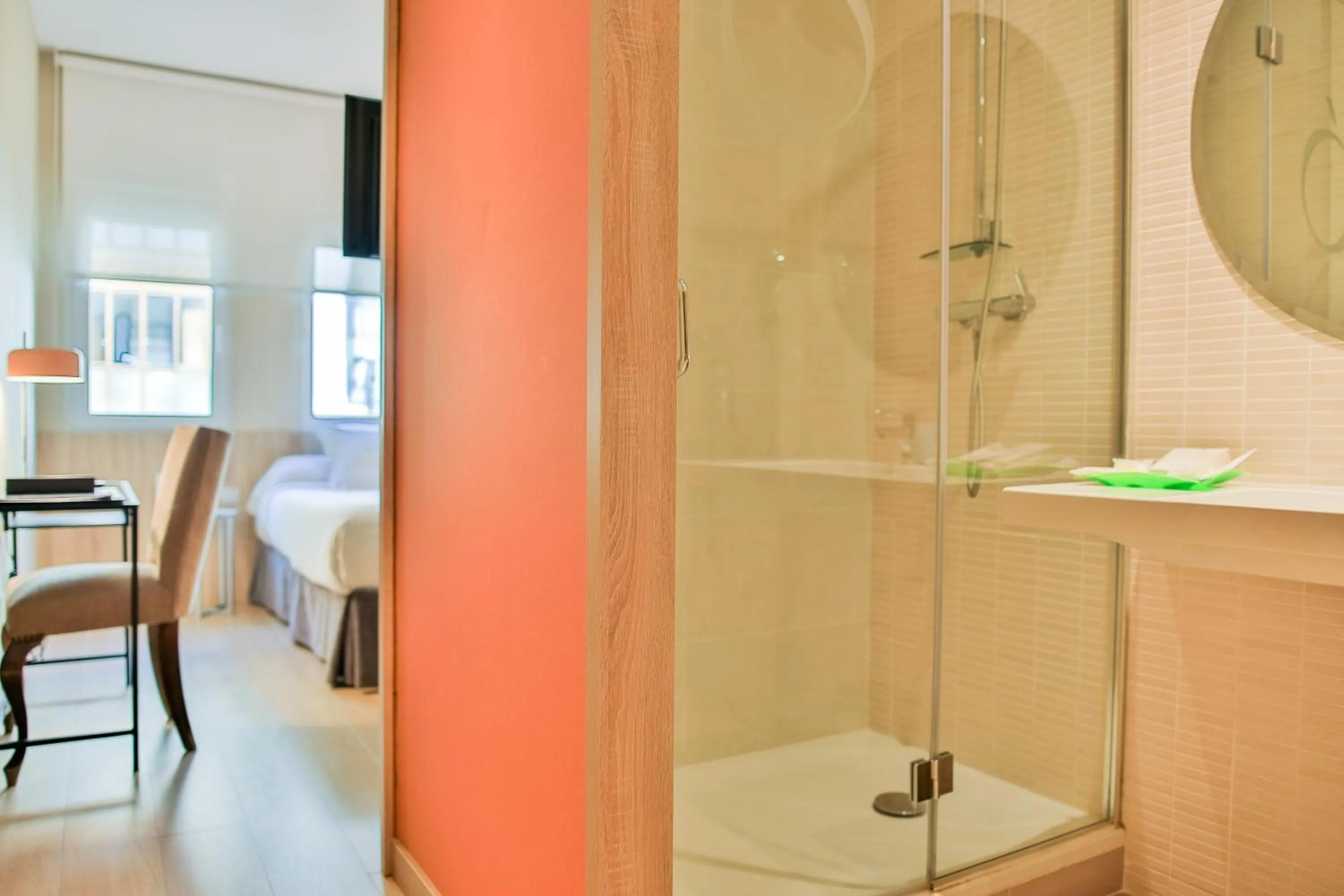 Shower, Bed in Hotel Opera
