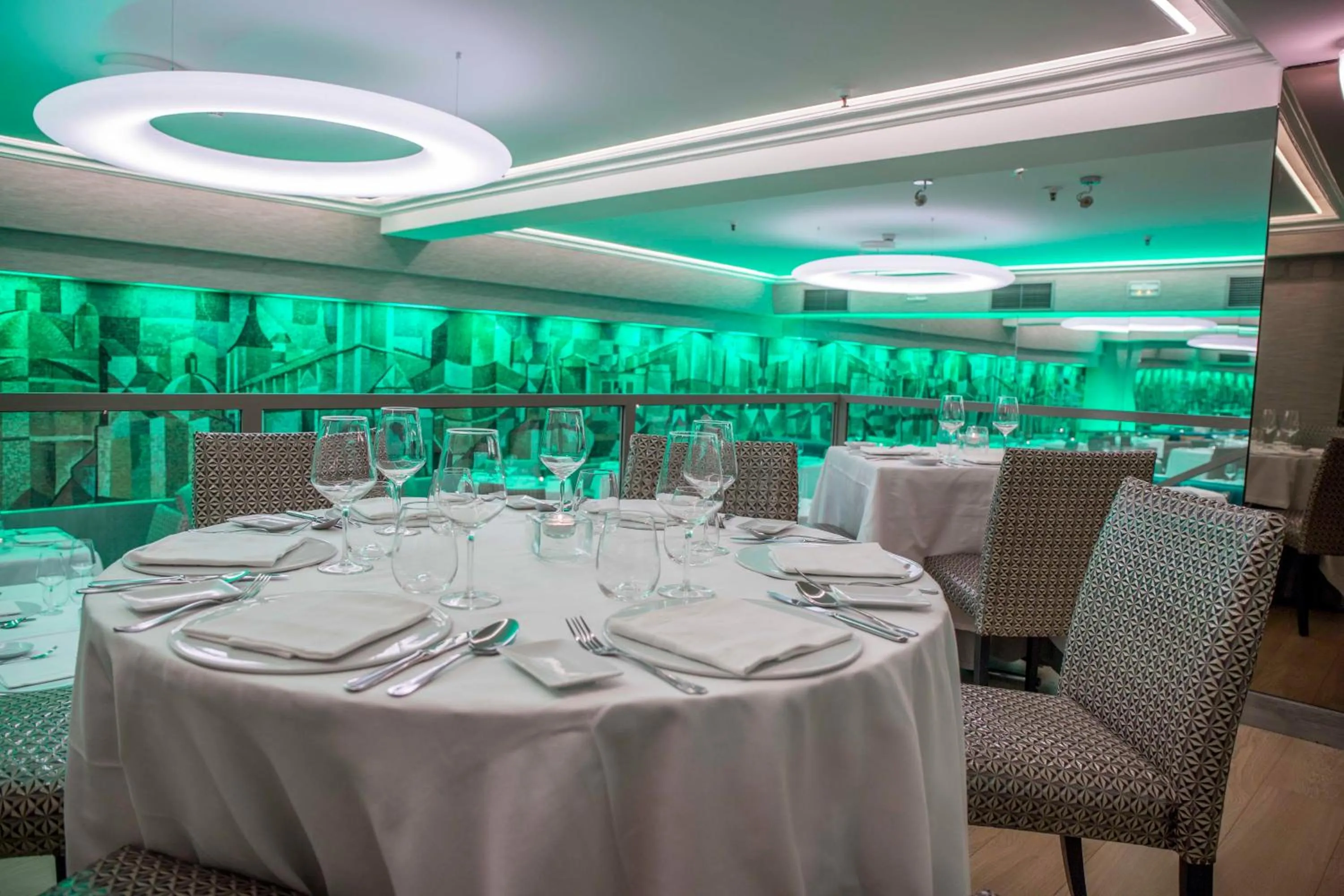 Restaurant/places to eat in Hotel Opera