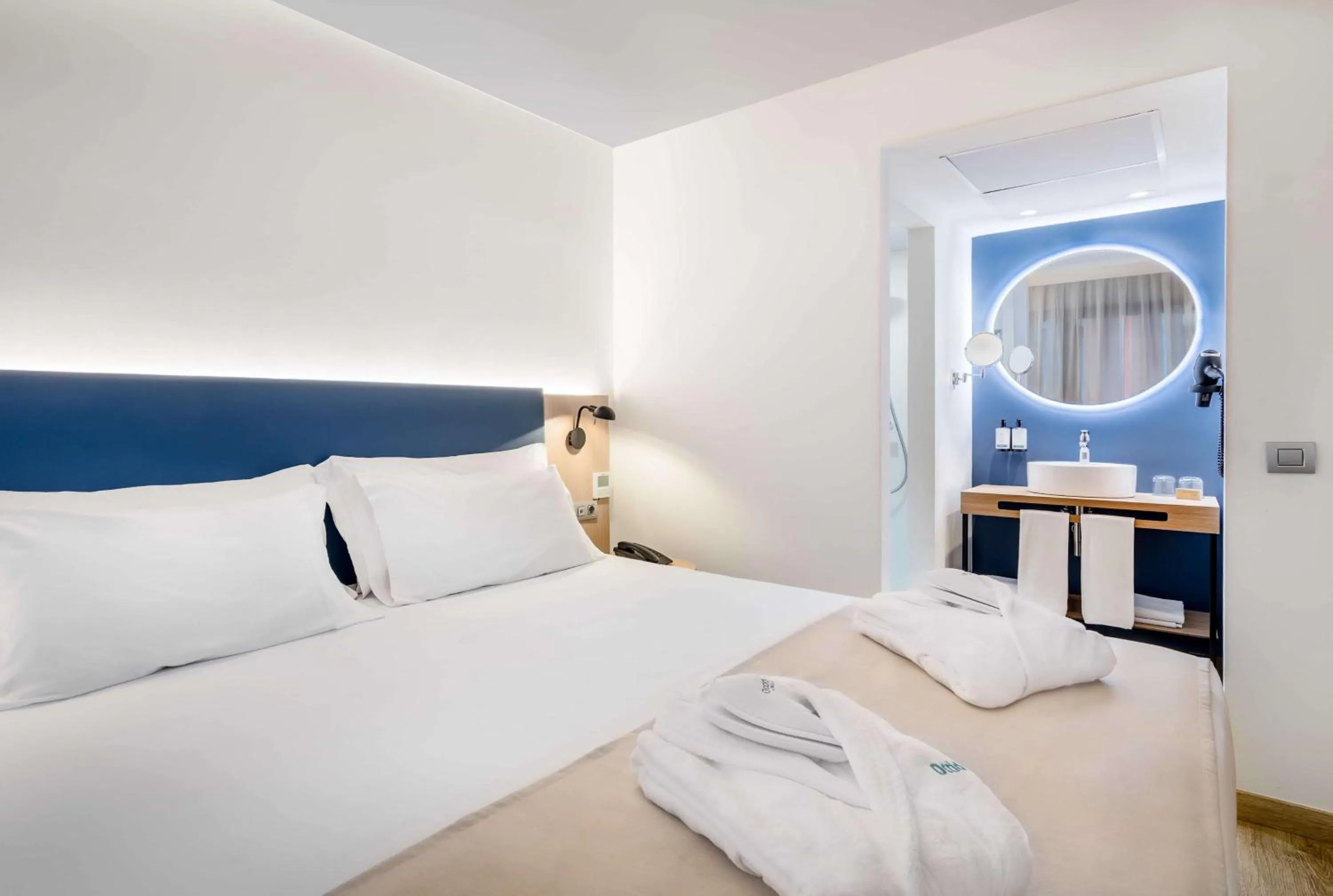 Photo of the whole room, Bed in Occidental Alicante