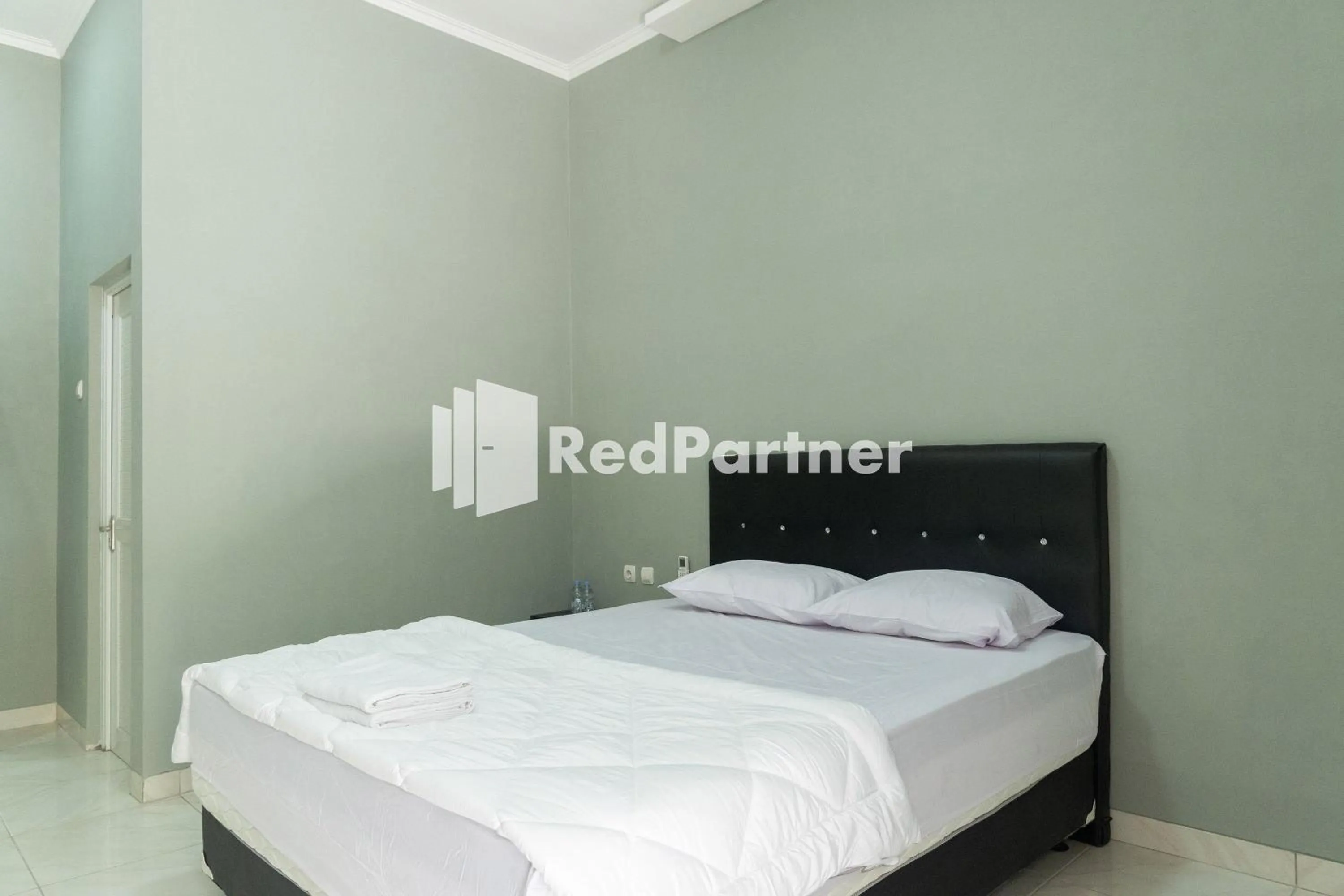 Bedroom, Bed in Athena House Syariah Near The Park Mall Solo Baru Mitra RedDoorz