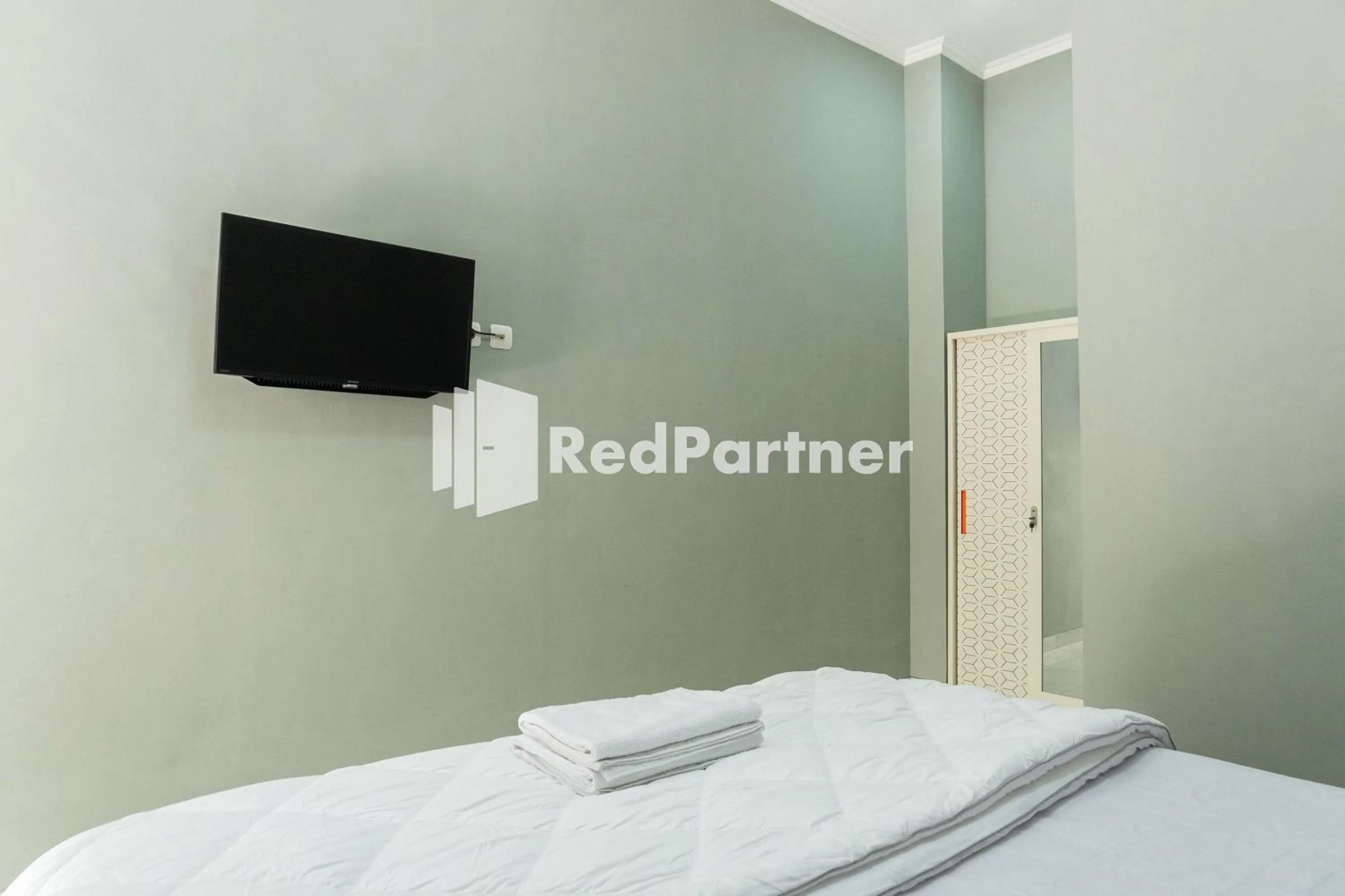 Bedroom, Bed in Athena House Syariah Near The Park Mall Solo Baru Mitra RedDoorz