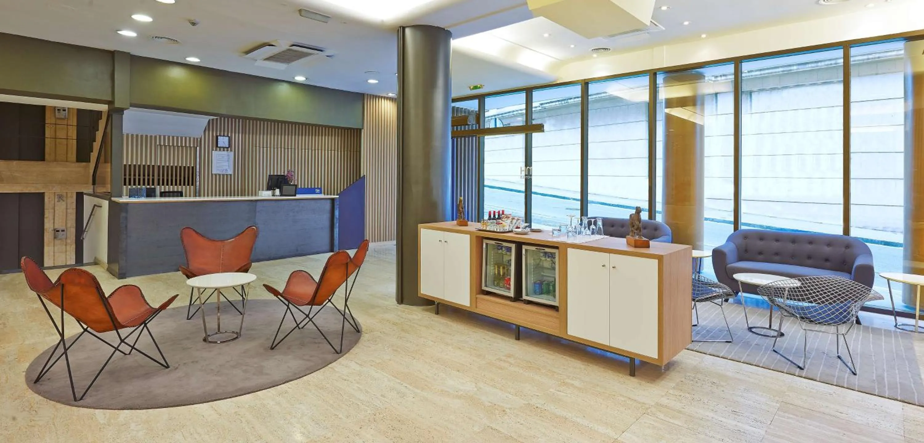 Lobby or reception in NH Bilbao Deusto