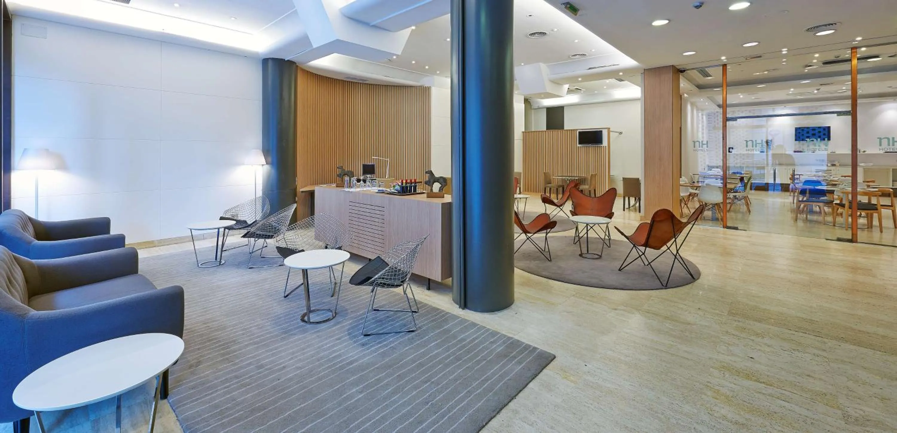 Lobby or reception in NH Bilbao Deusto