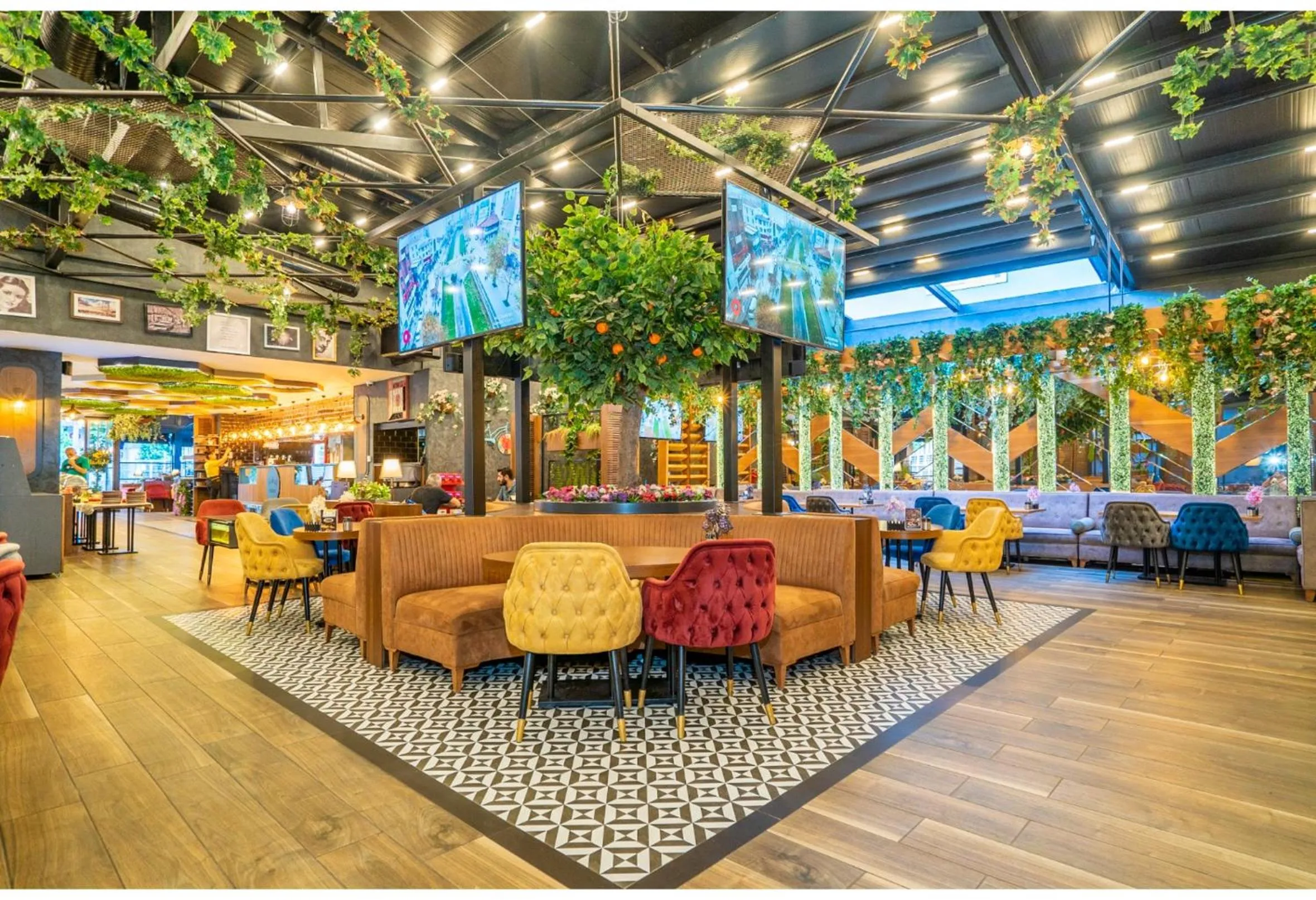 Restaurant/places to eat in Ma City Hotel