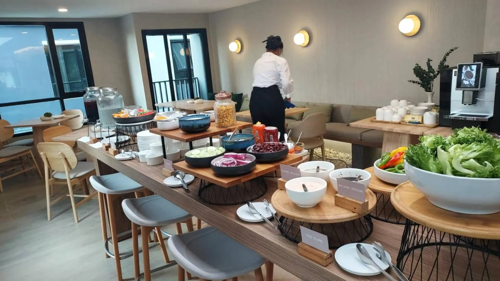 Restaurant/places to eat in Wellness Stay & Hotel Sukhumvit 107