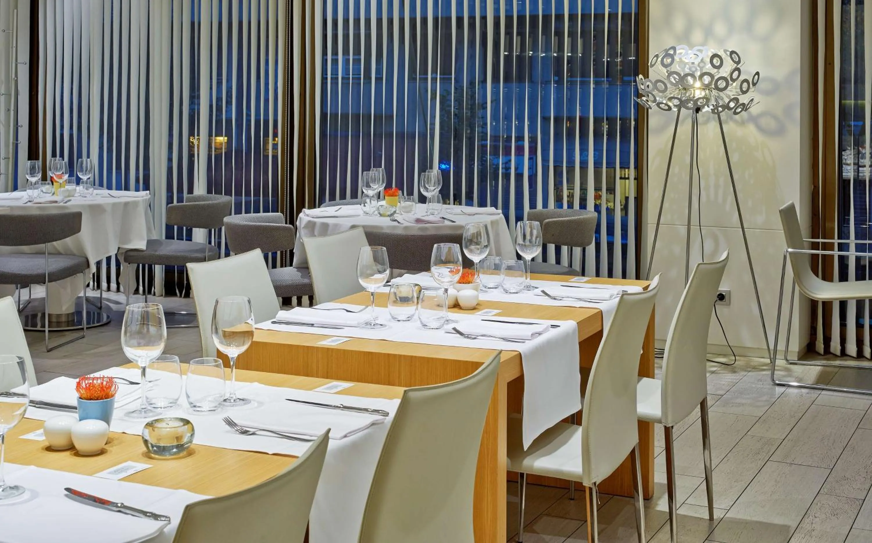 Restaurant/places to eat in NH Collection Villa de Bilbao