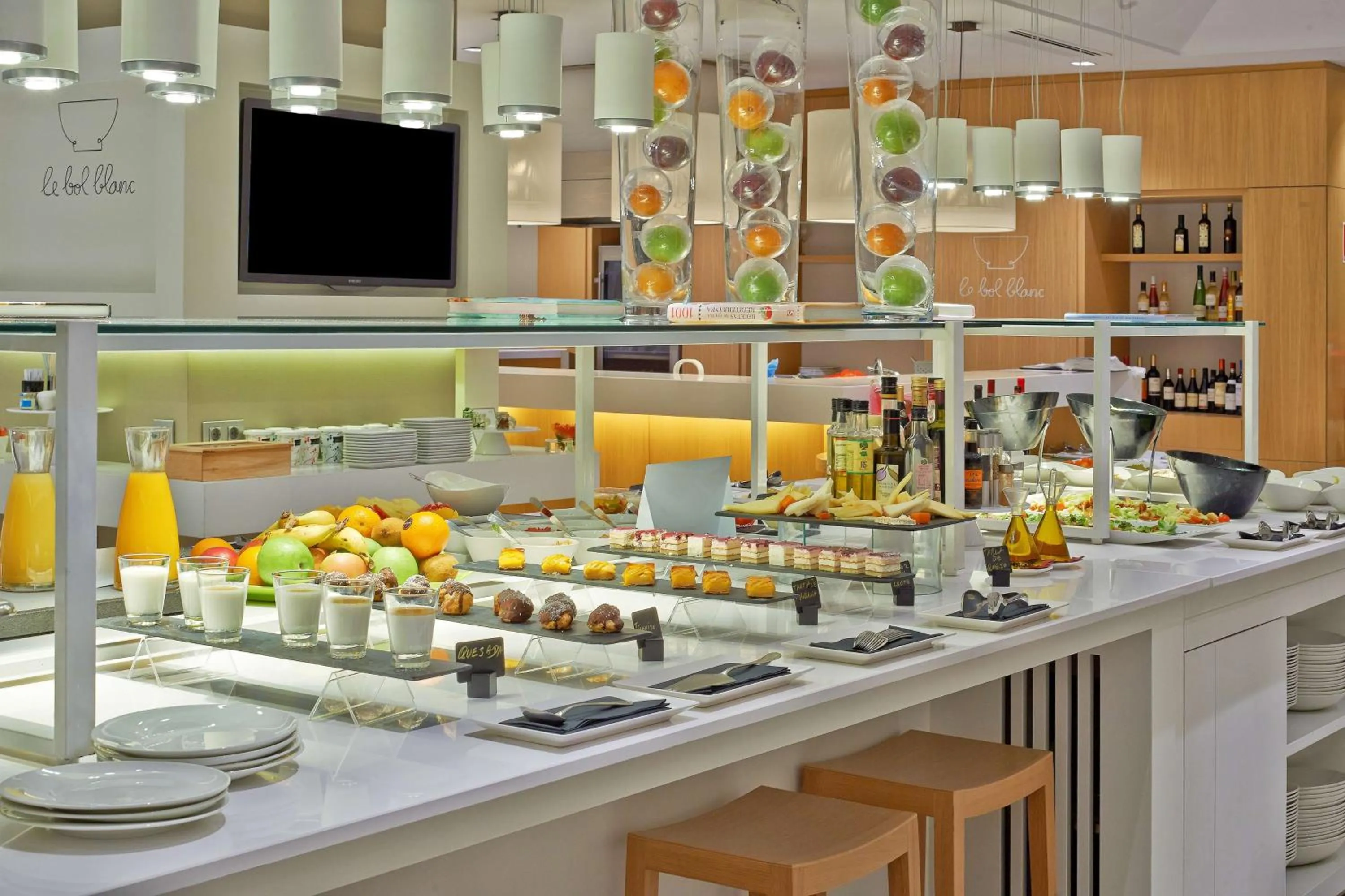 Restaurant/places to eat in NH Collection Villa de Bilbao