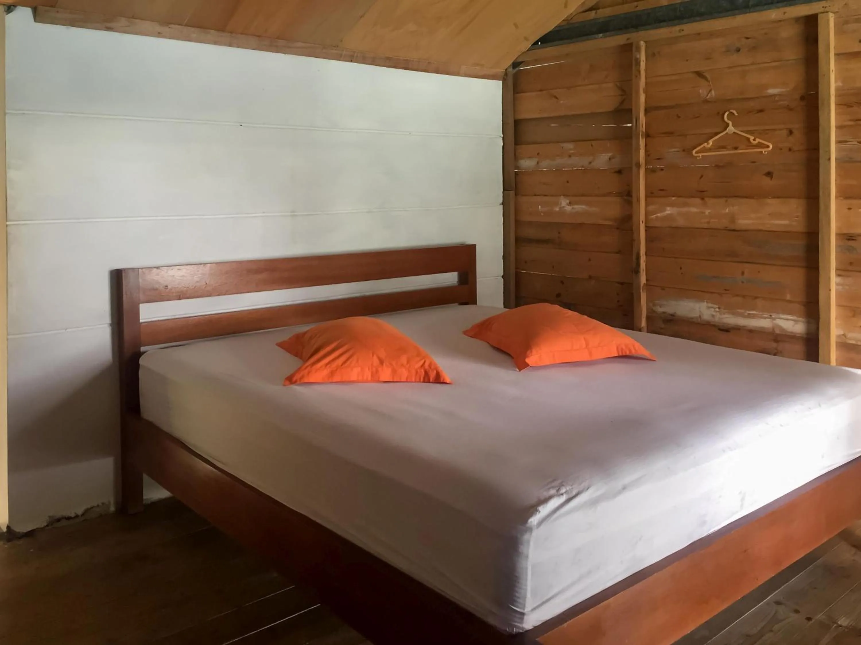 Bedroom, Bed in Olala Bungalows And Restaurant Mitra RedDoorz