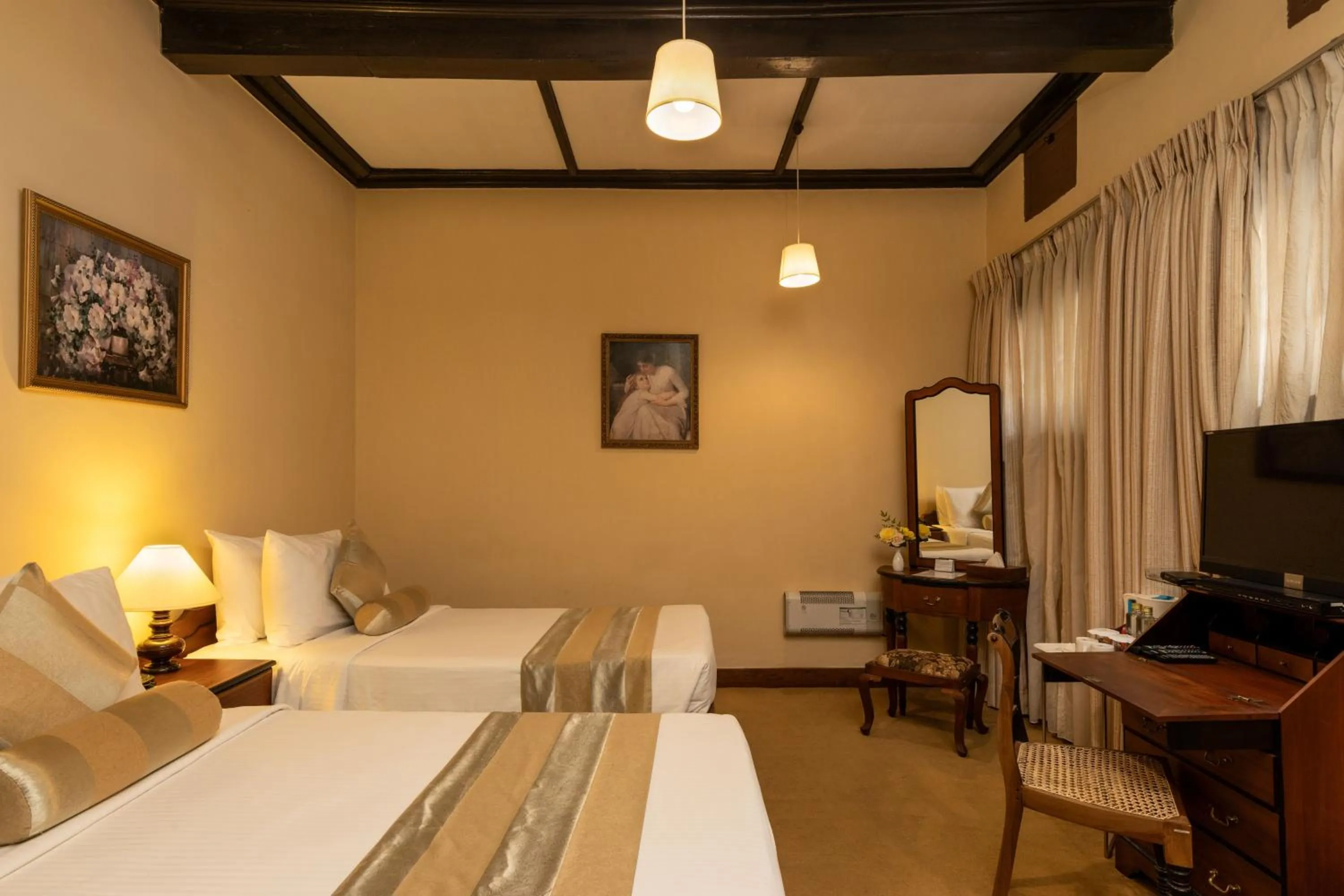 Bedroom, Bed in The Hill Club