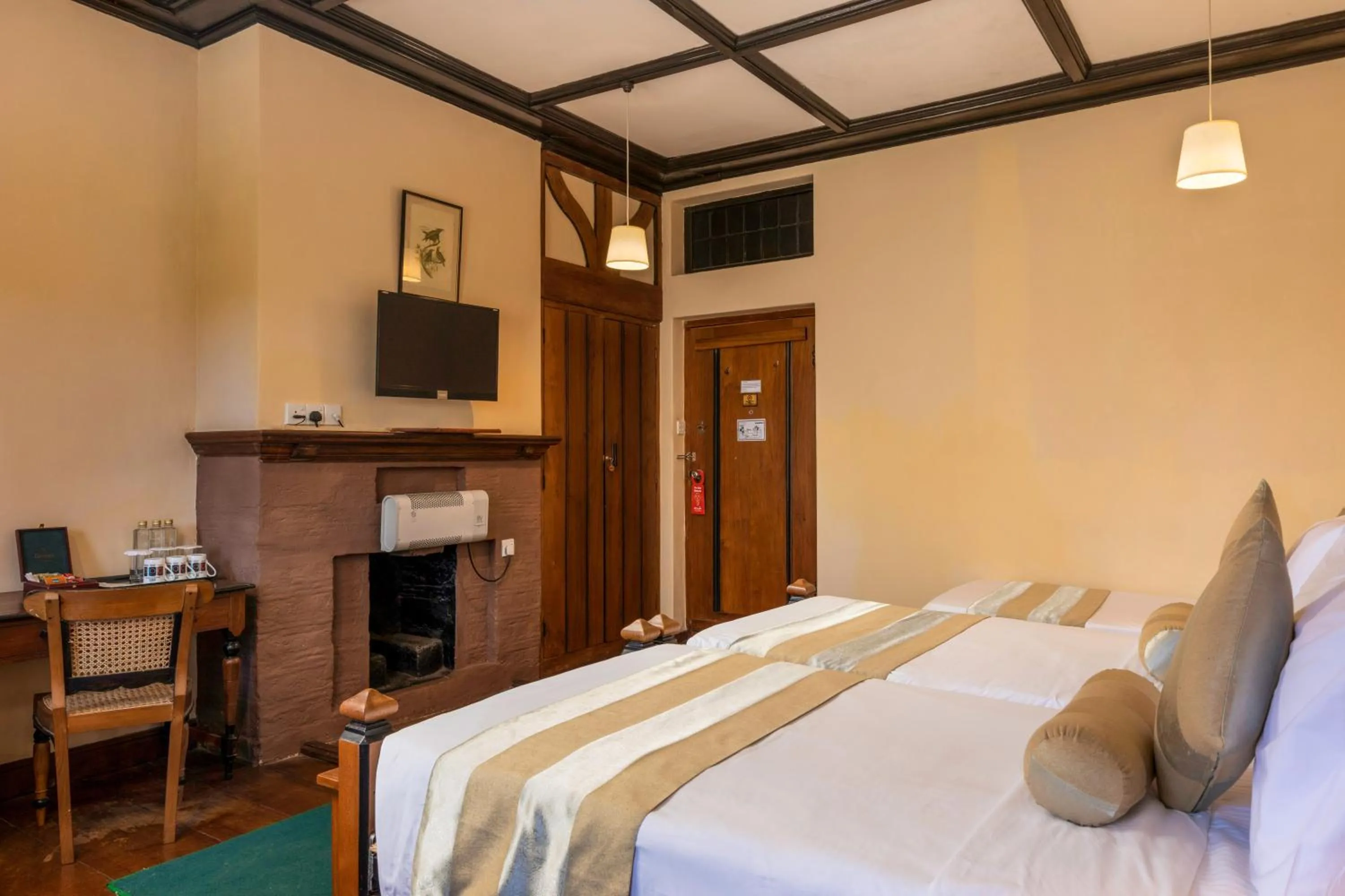 Bedroom, Bed in The Hill Club