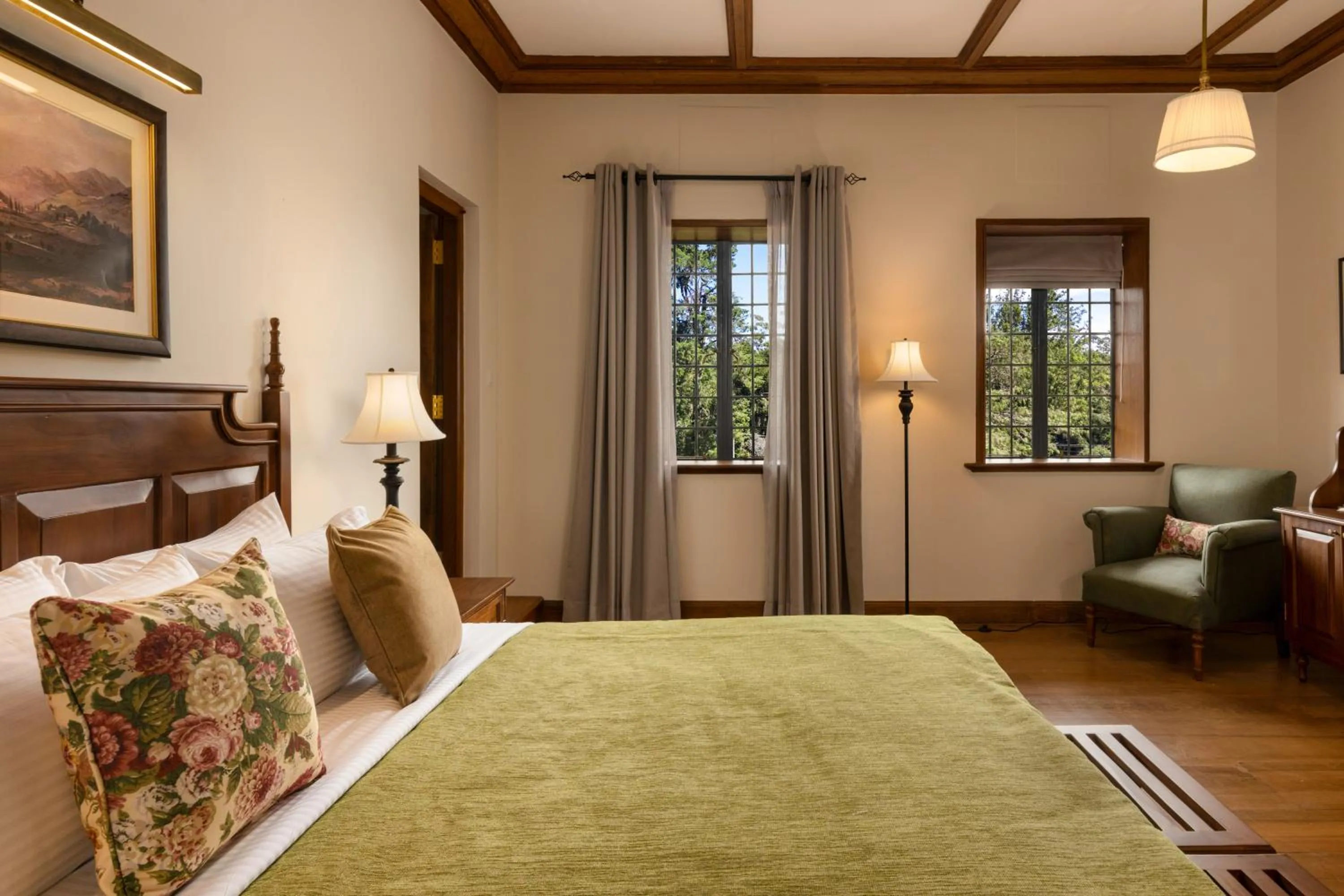 Bedroom, Bed in The Hill Club