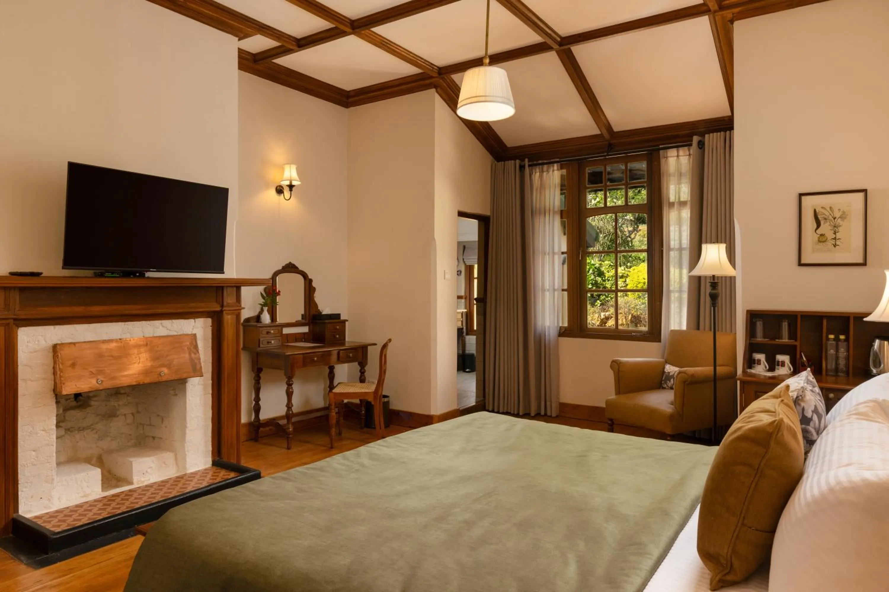 Bedroom, Bed in The Hill Club