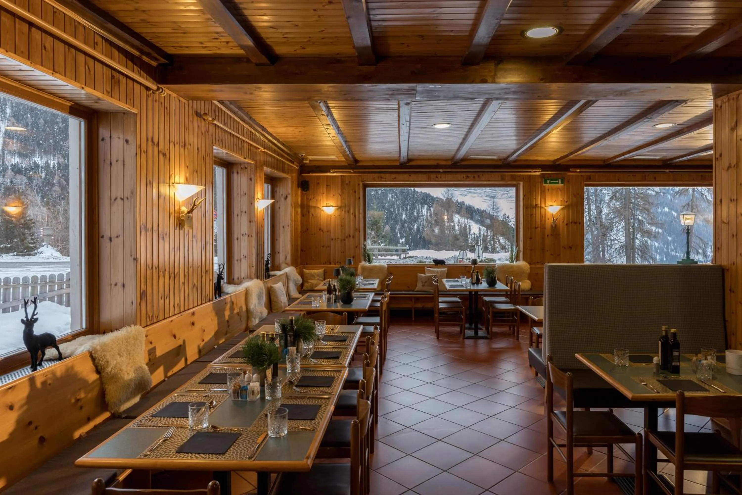 Restaurant/places to eat in PLOSE Parkhotel & Residence