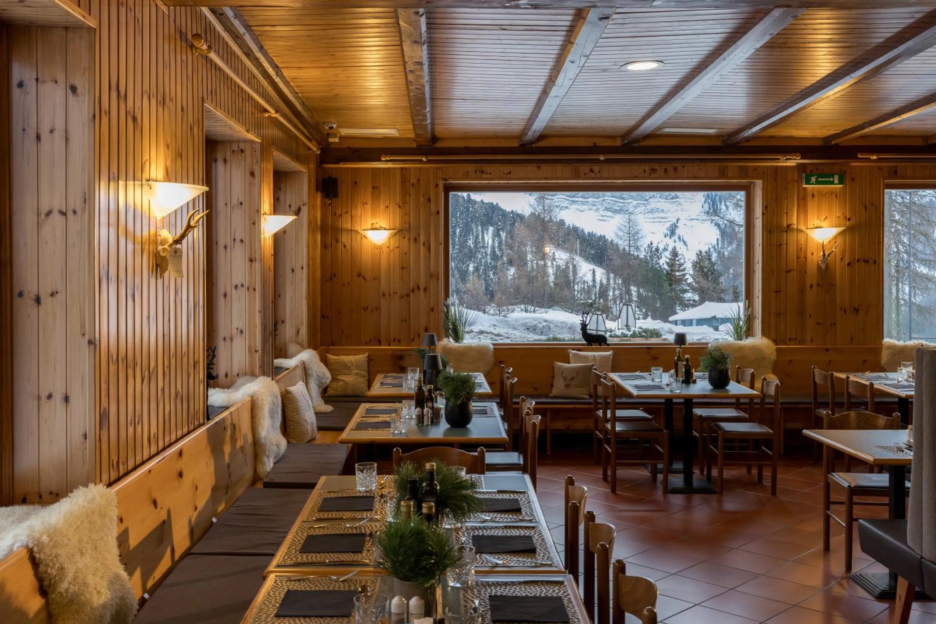 Restaurant/places to eat in PLOSE Parkhotel & Residence