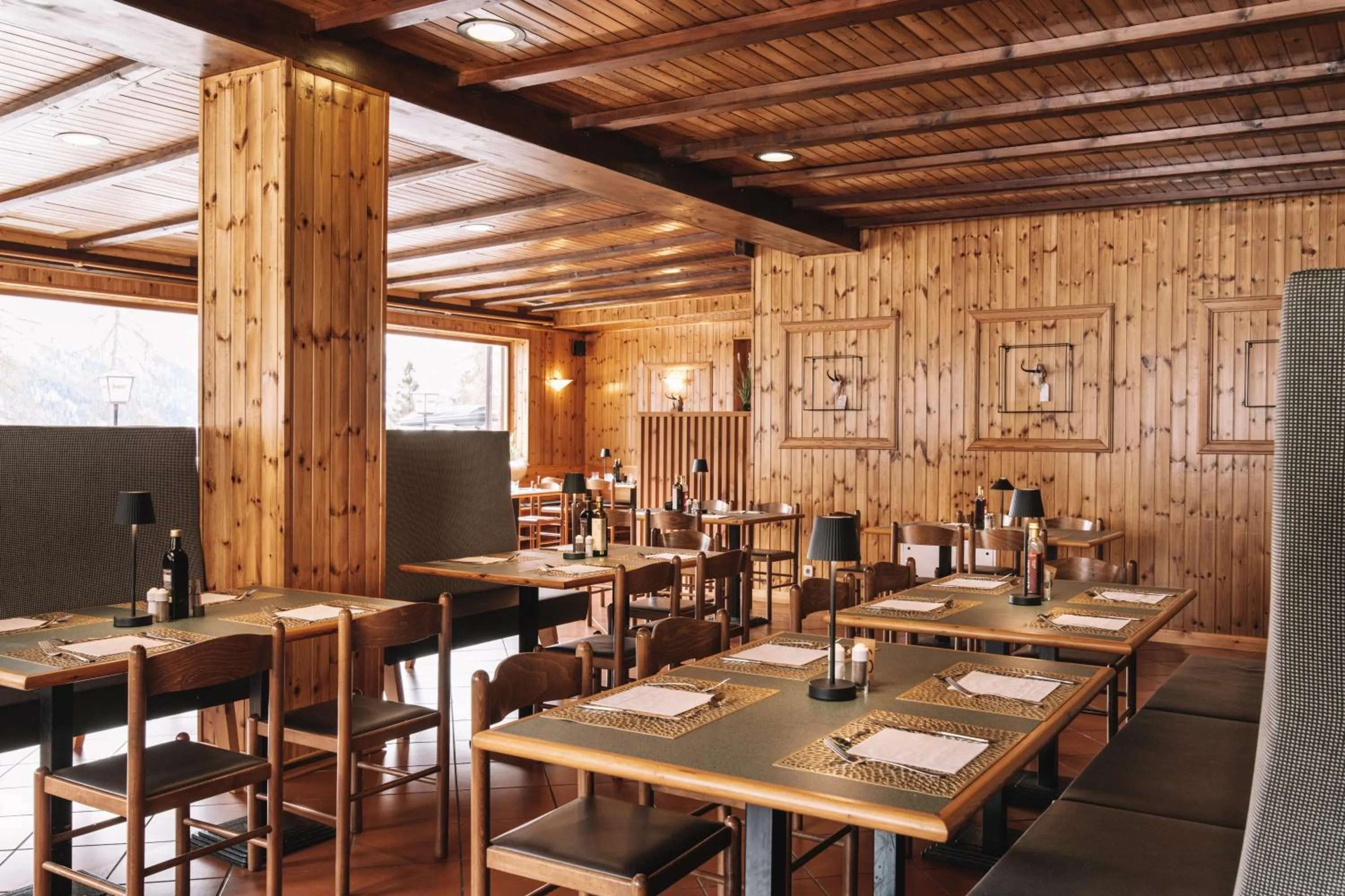 Restaurant/places to eat in PLOSE Parkhotel & Residence