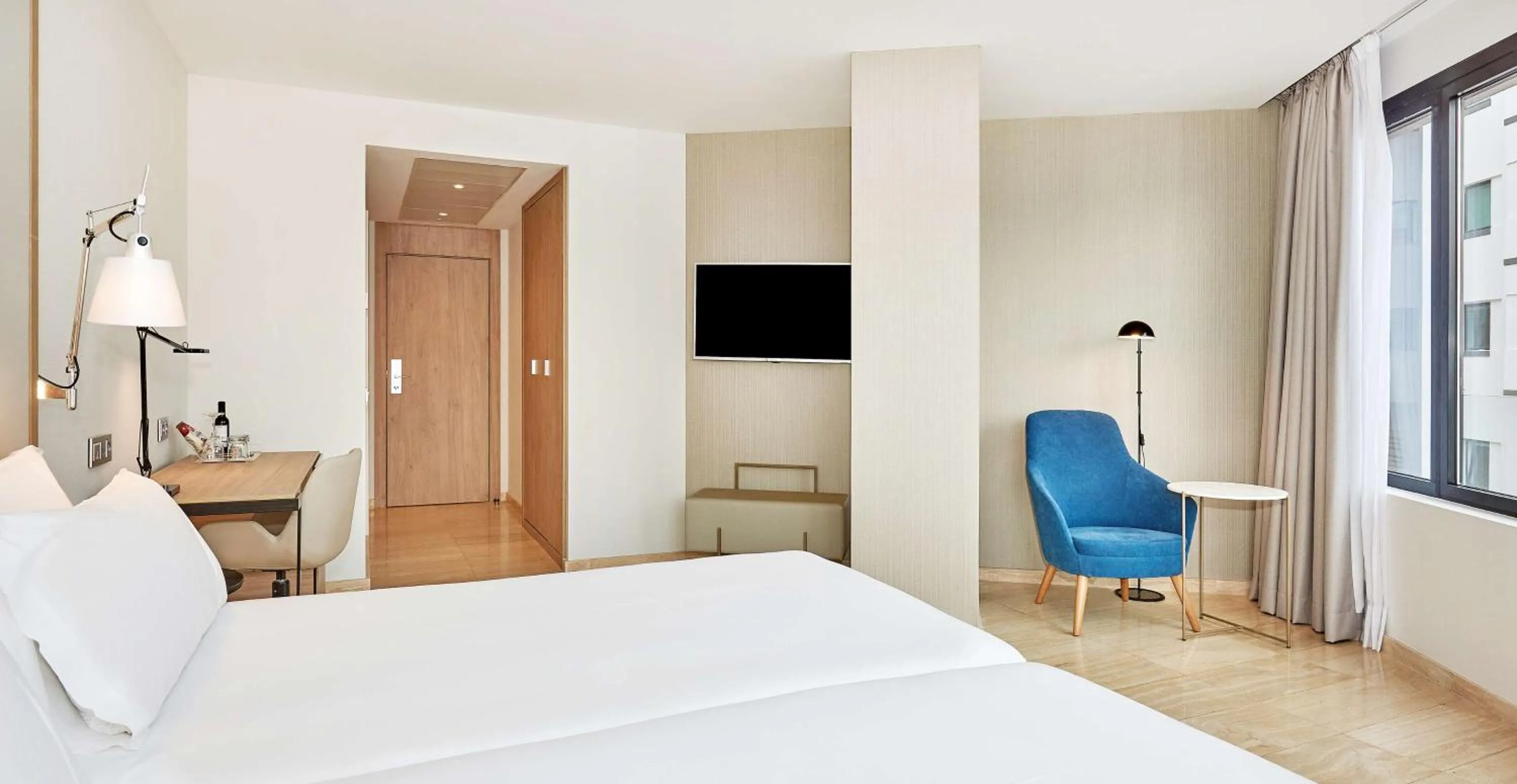 Photo of the whole room, Bed in NH Imperial Playa