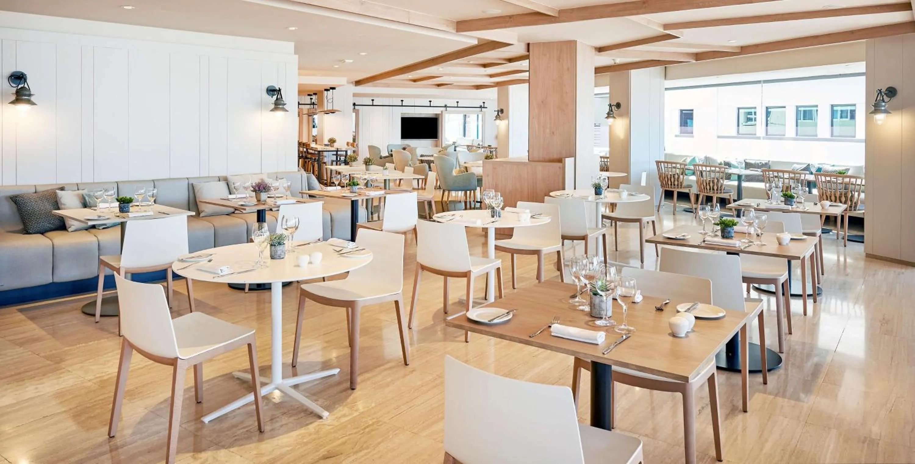 Restaurant/places to eat in NH Imperial Playa