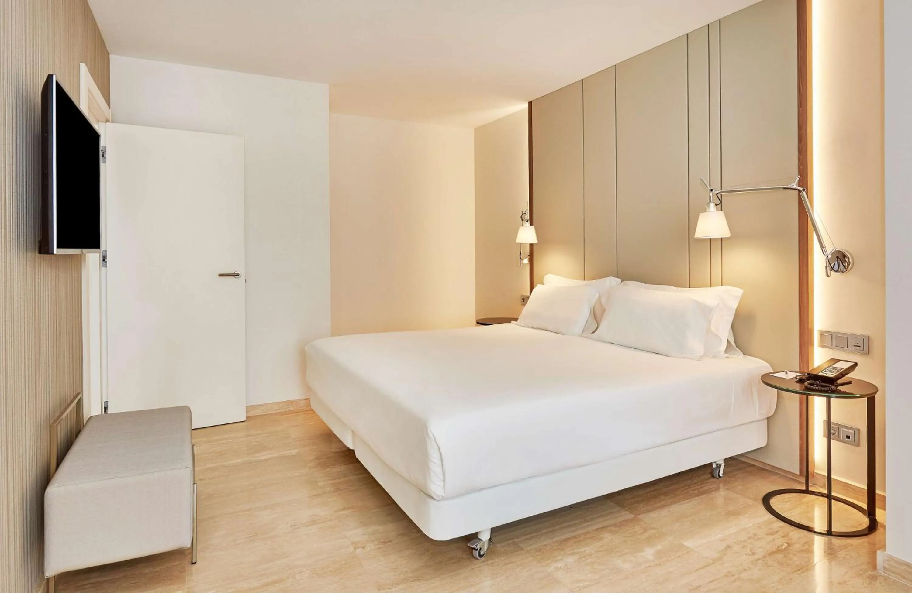 Photo of the whole room, Bed in NH Imperial Playa