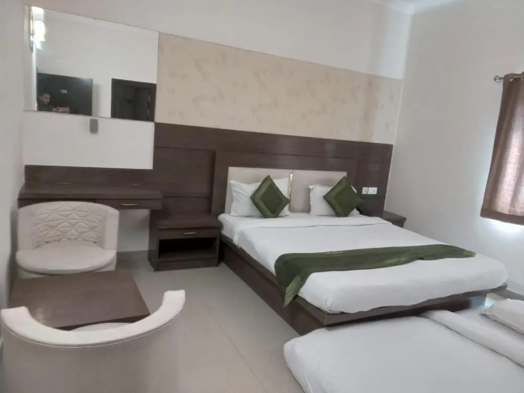 Bed in Mani Ram Palace Hotel & Restaurant