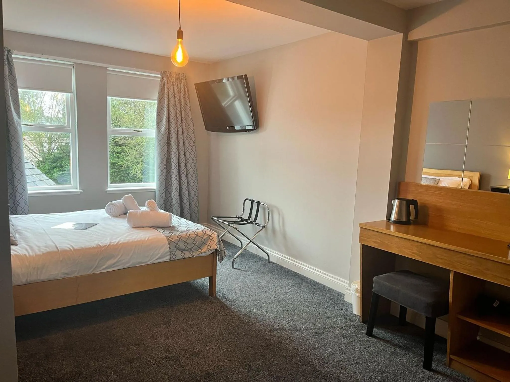 Bed in Laurel Bank Hotel