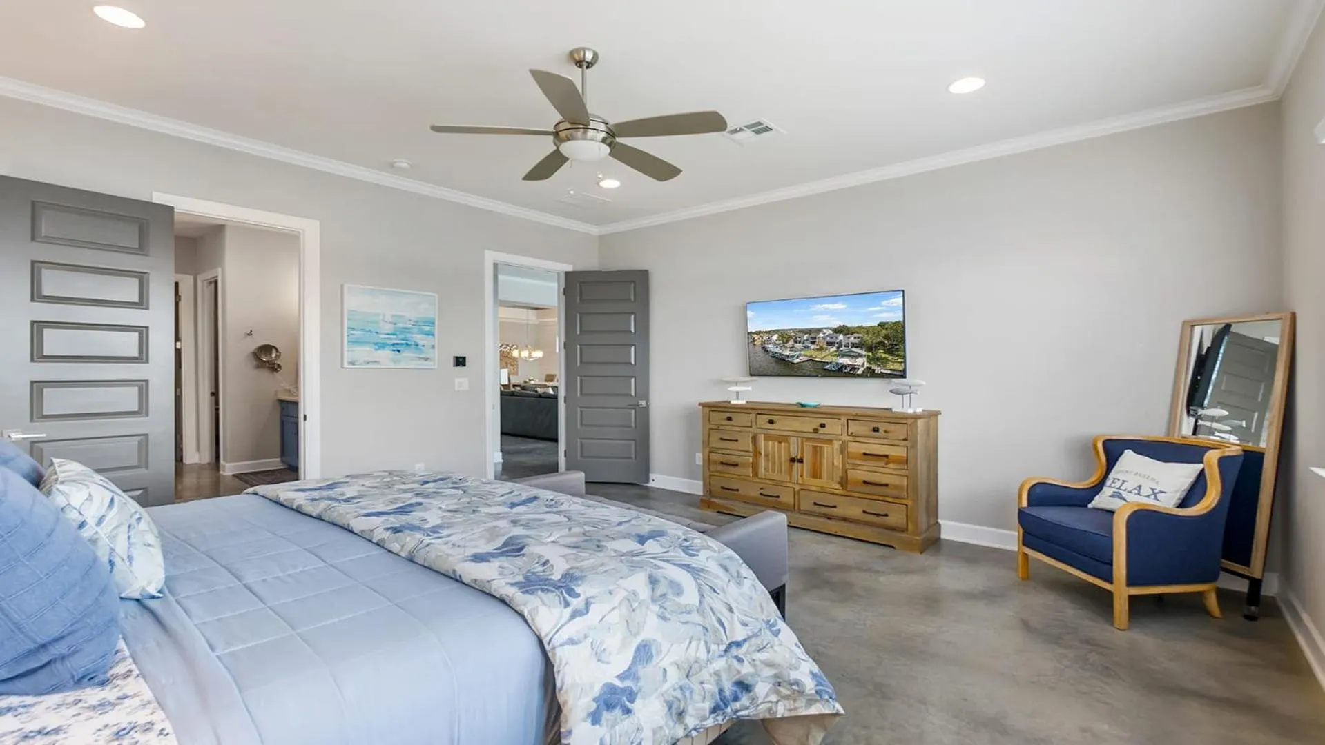 Bed in Luxury Waterfront Pool Hot Tub Boat Slips