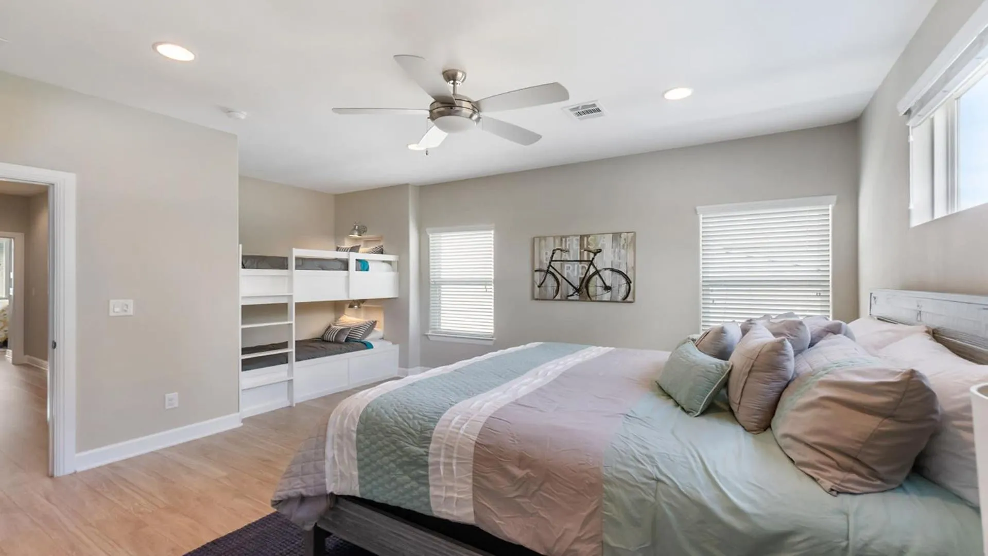 Bed in Luxury Waterfront Pool Hot Tub Boat Slips