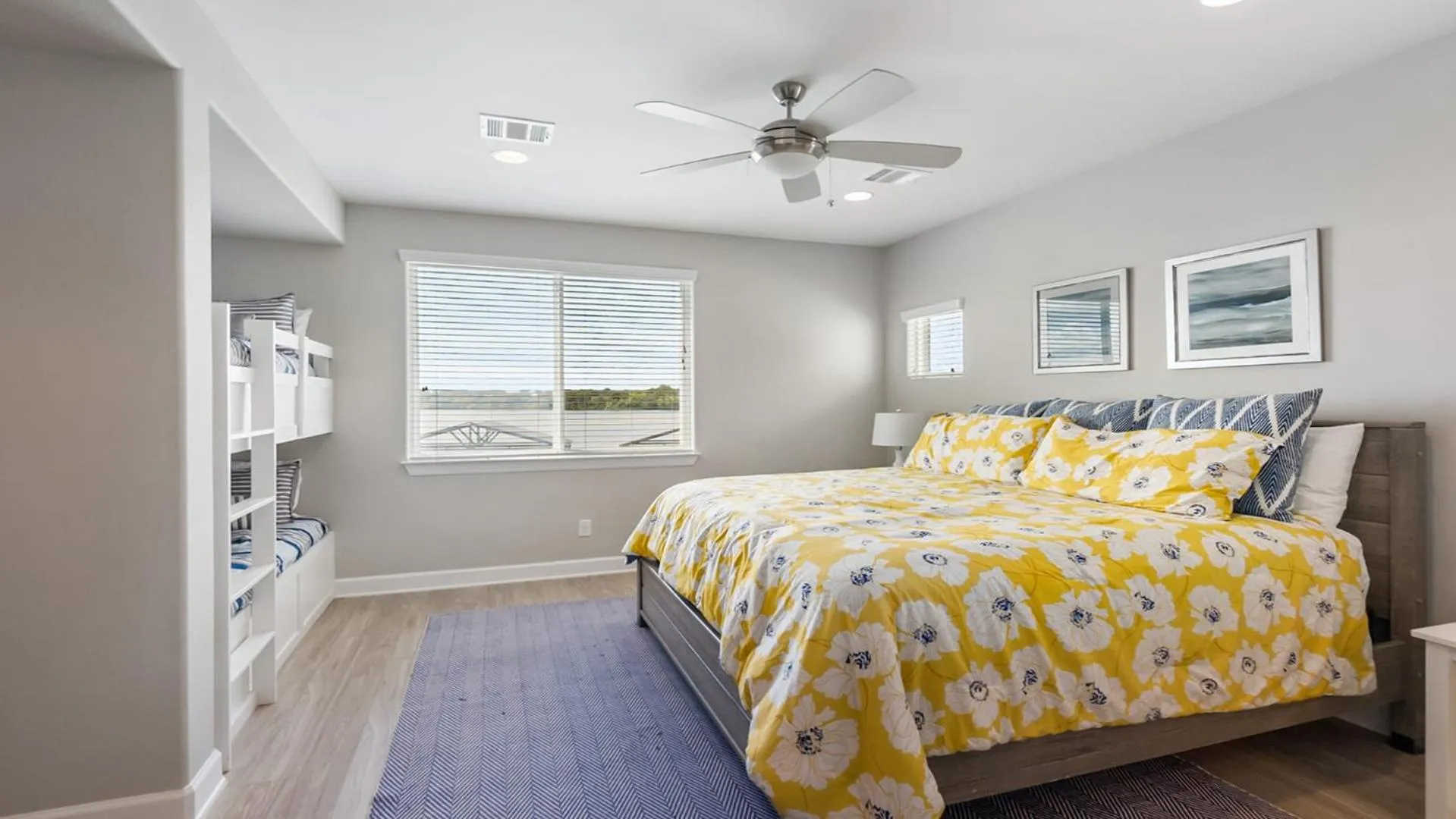 Bed in Luxury Waterfront Pool Hot Tub Boat Slips