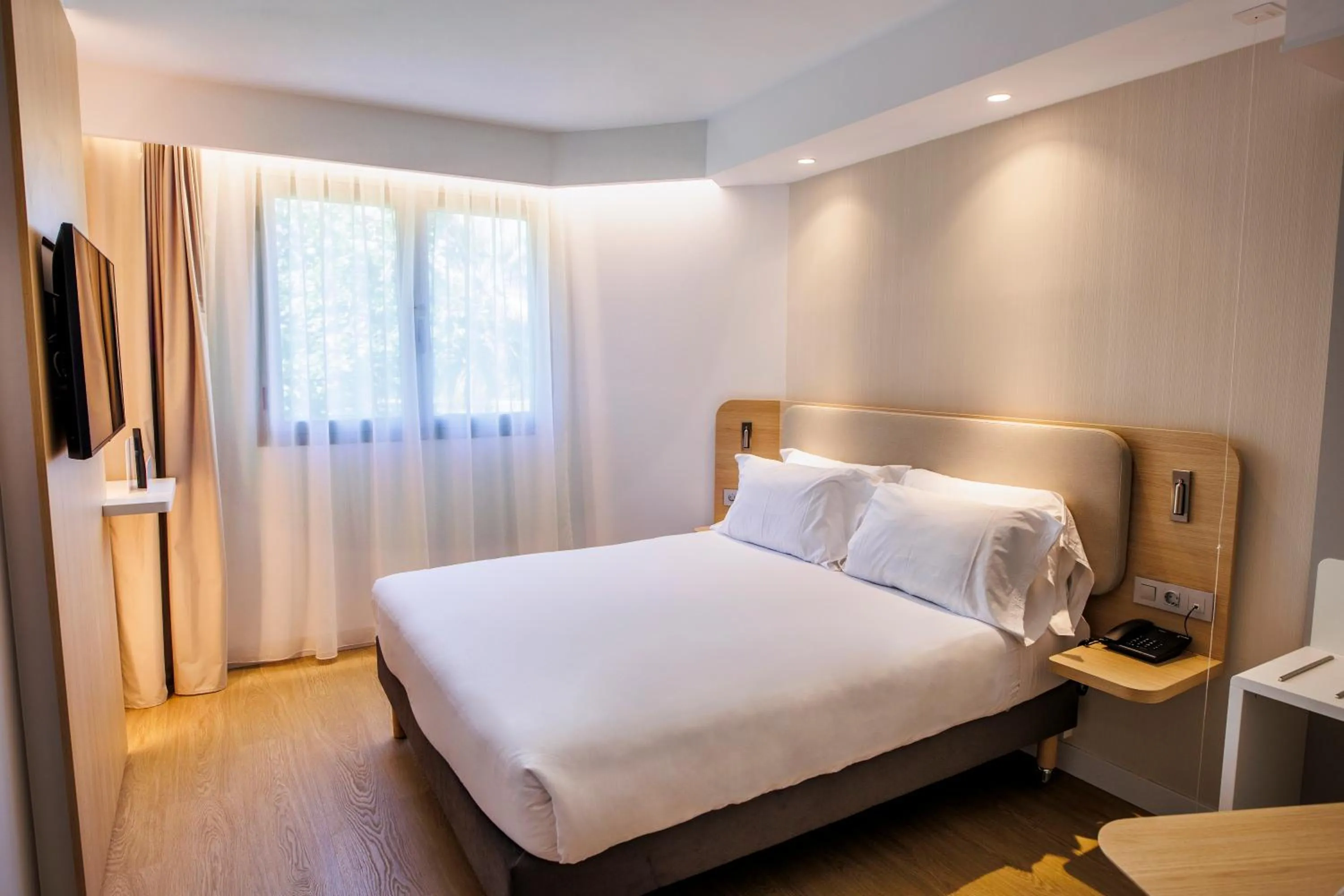 Guests, Bed in Holiday Inn Express Logroño Rioja by IHG