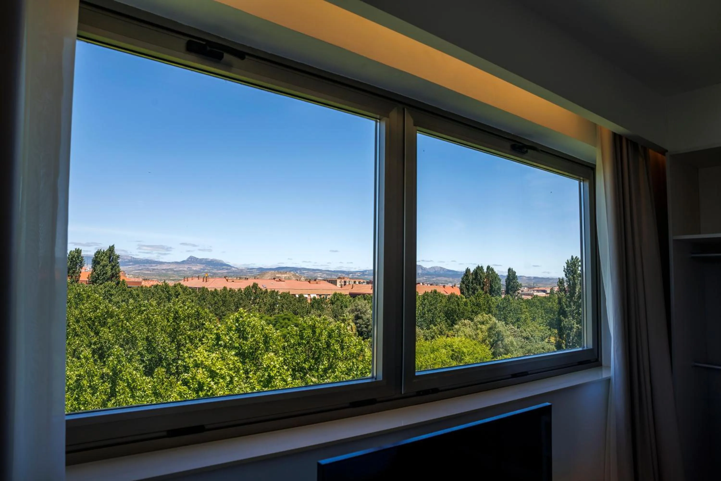 Mountain view in Hotel Logroño Parque