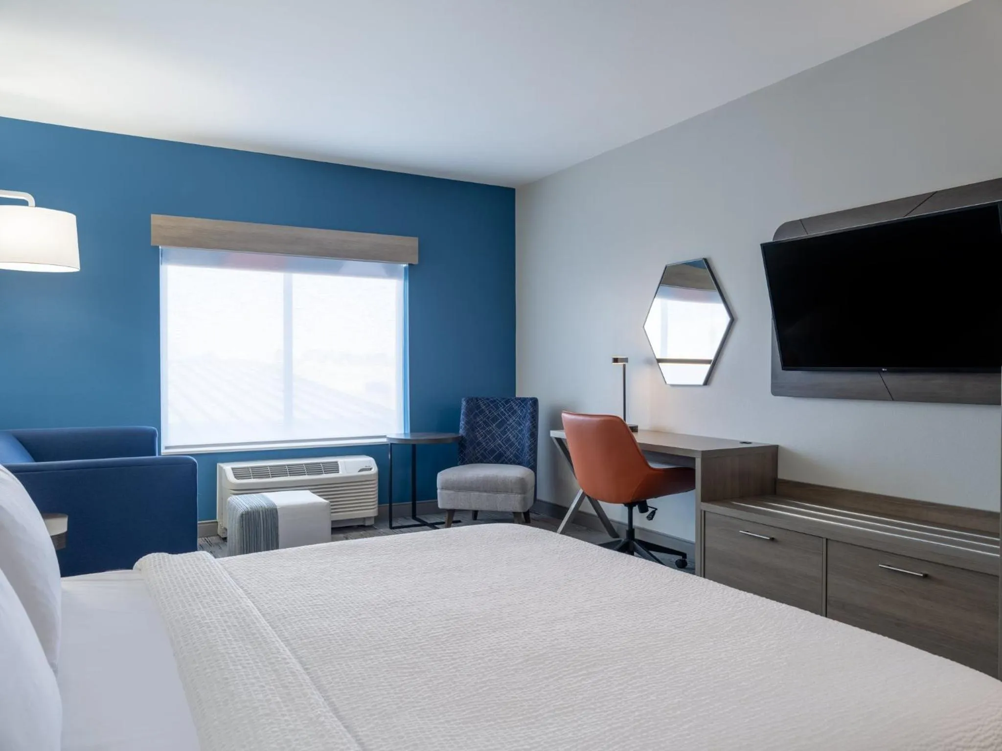 Photo of the whole room, Bed in Holiday Inn Express & Suites - Meridian - Boise West by IHG