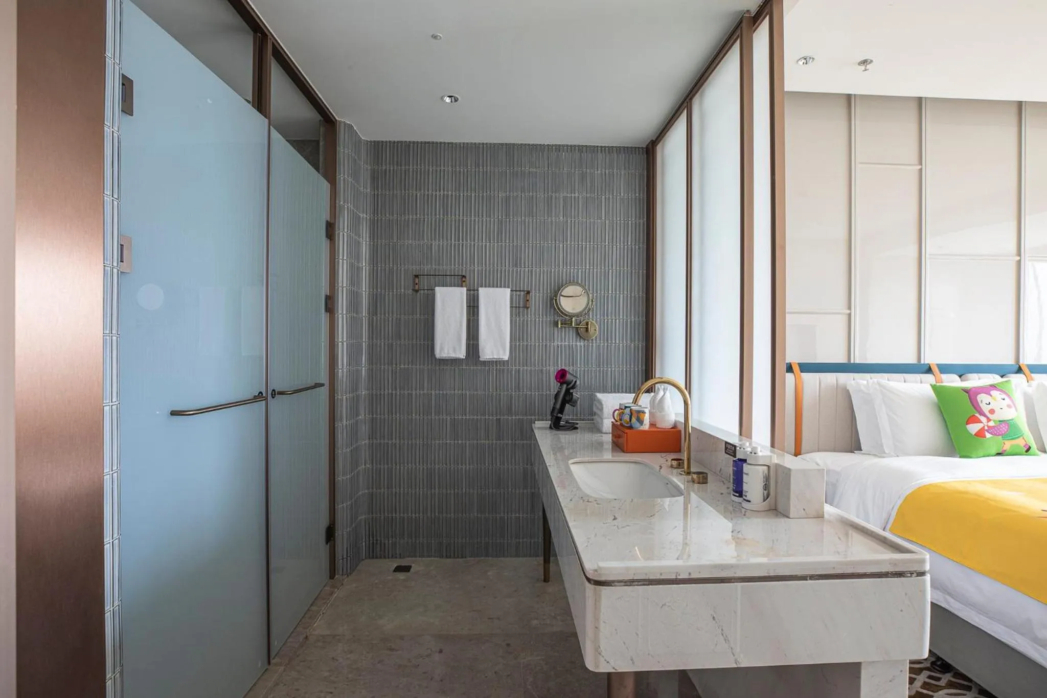 Bathroom, Bed in Voco Chongqing Chaotianmen