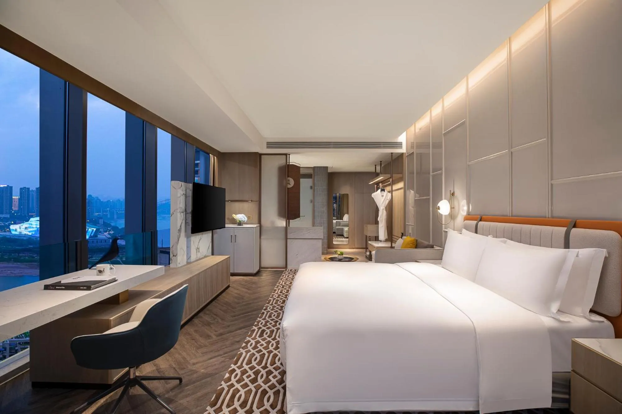 Photo of the whole room, Bed in Voco Chongqing Chaotianmen