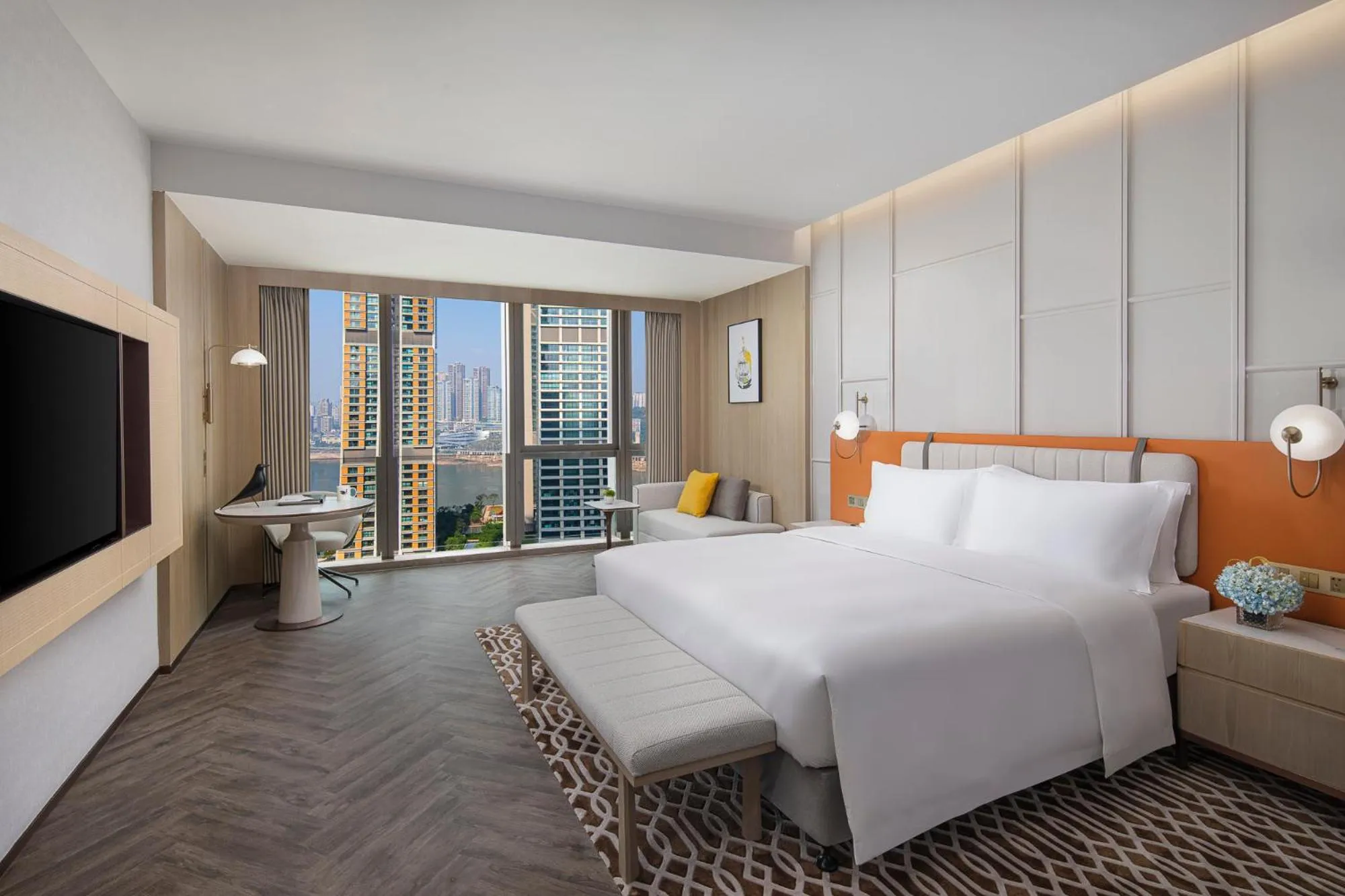 Photo of the whole room, Bed in Voco Chongqing Chaotianmen