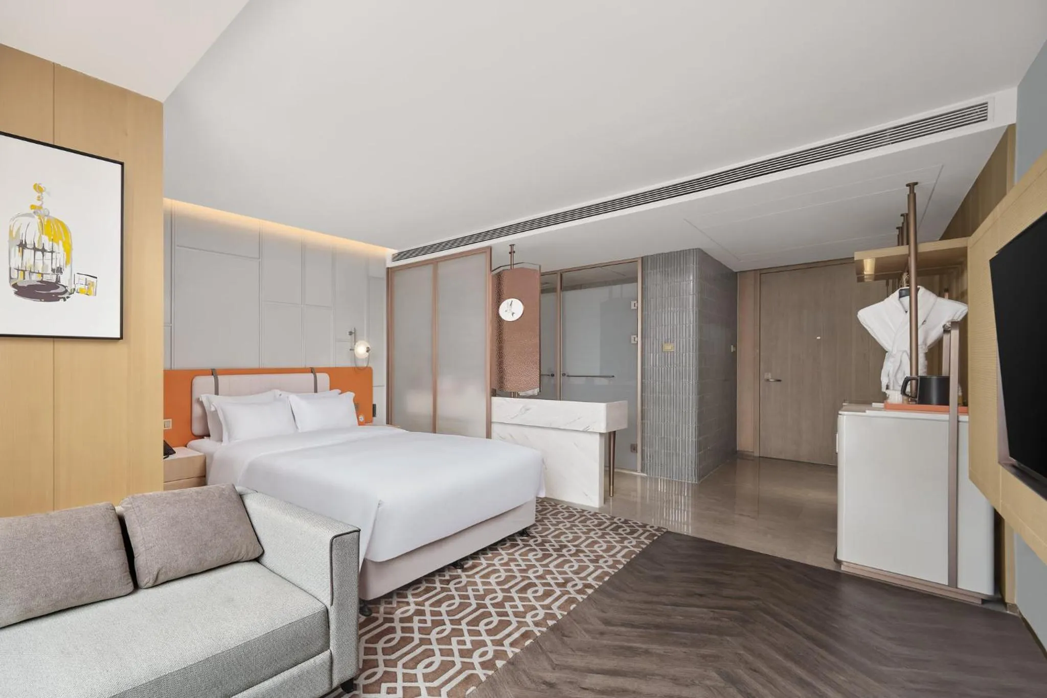 Photo of the whole room, Bed in Voco Chongqing Chaotianmen