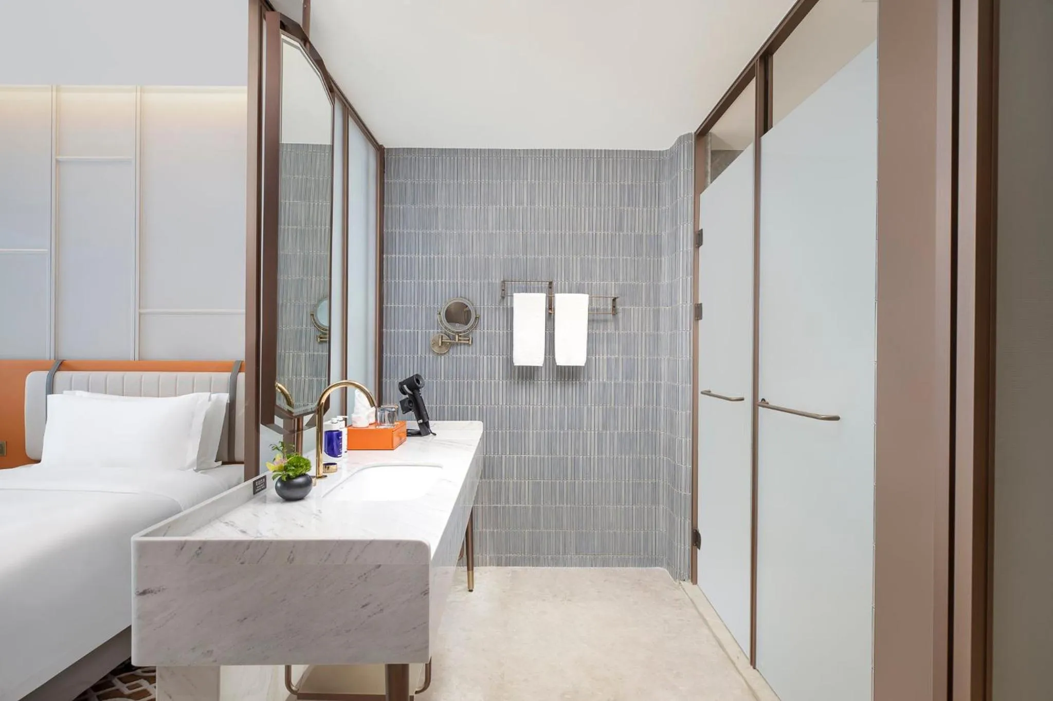 Bathroom, Bed in Voco Chongqing Chaotianmen