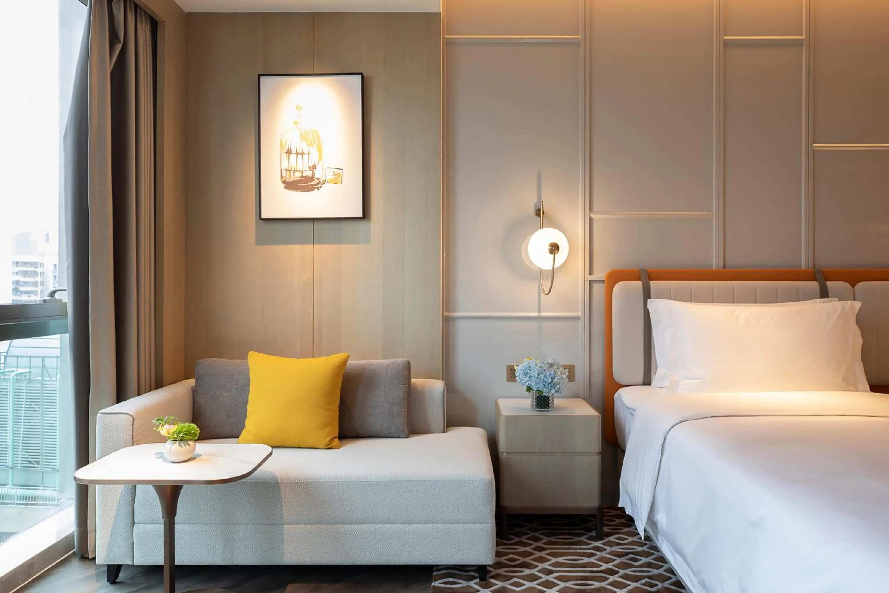 Photo of the whole room, Bed in Voco Chongqing Chaotianmen