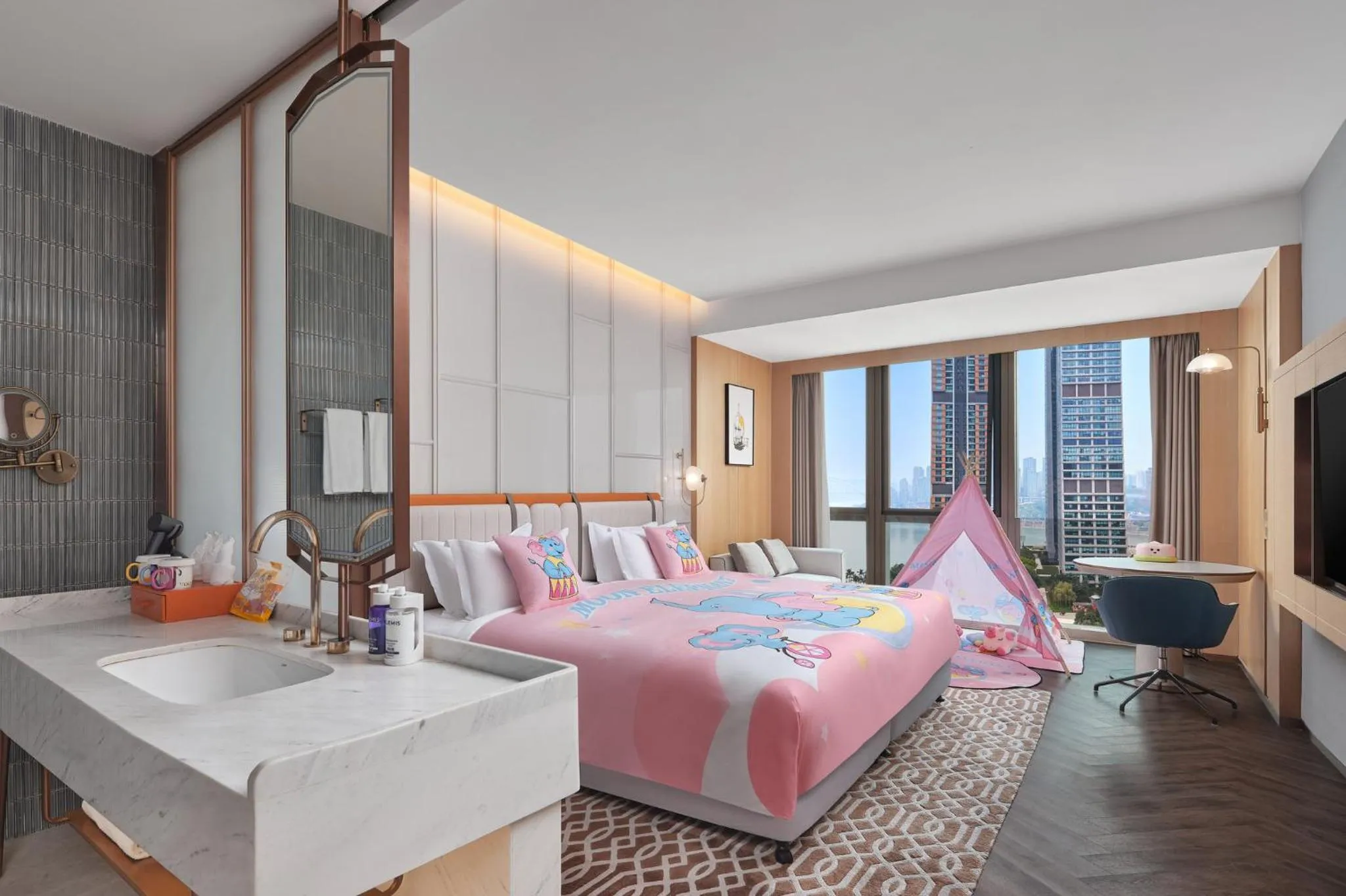 Photo of the whole room, Bed in Voco Chongqing Chaotianmen