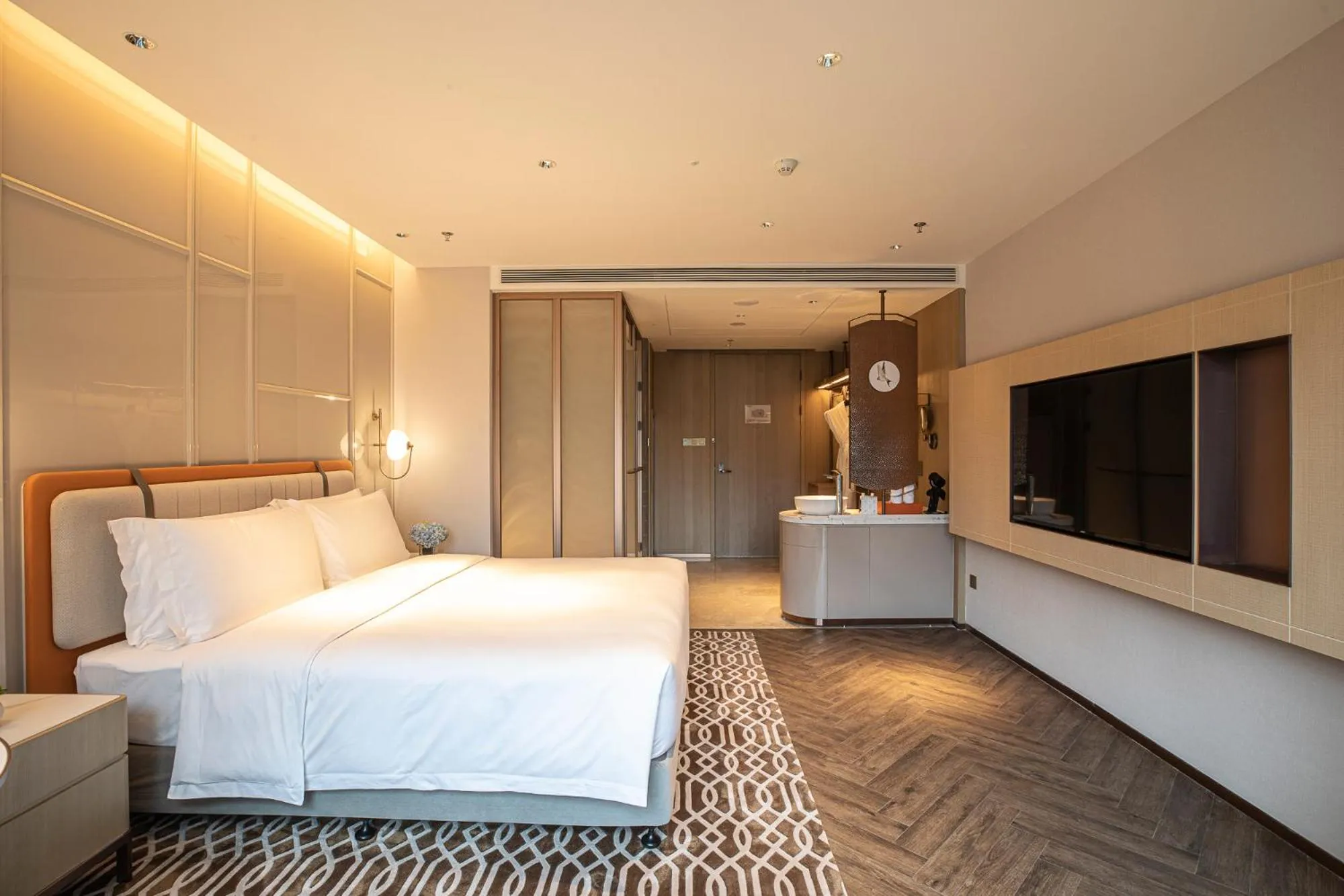 Photo of the whole room, Bed in Voco Chongqing Chaotianmen