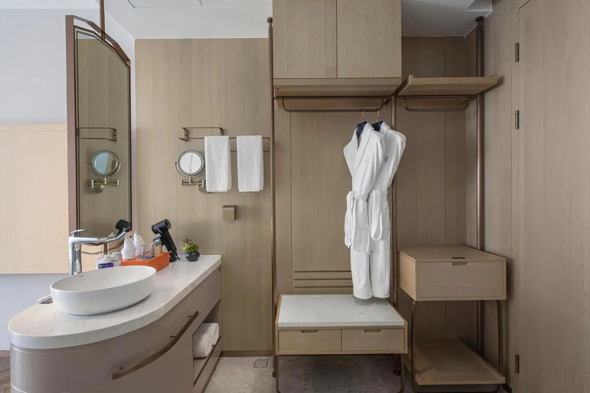 Premium King Room with River View in Voco Chongqing Chaotianmen Premium King Room with River View in Voco Chongqing Chaotianmen