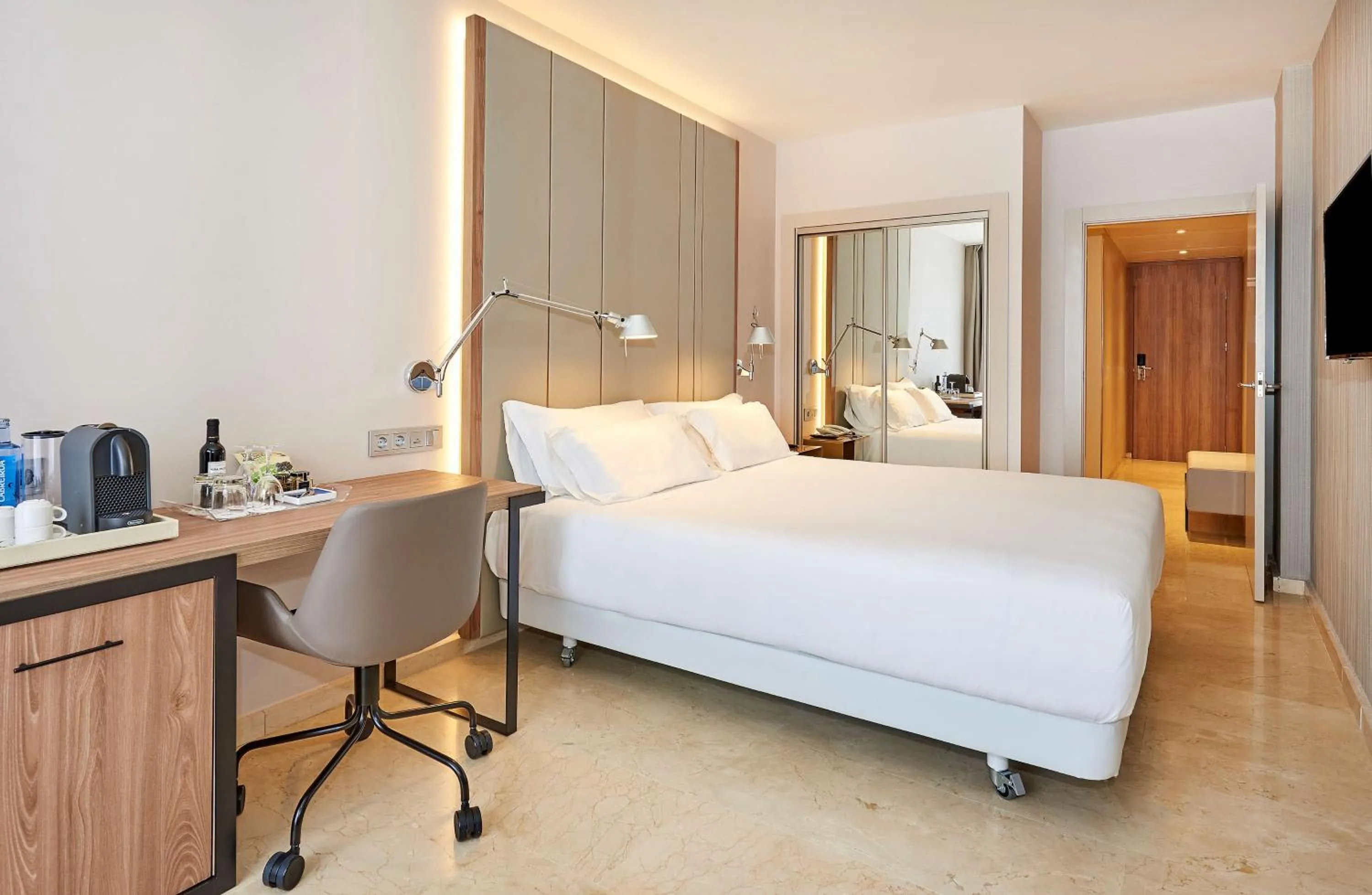 Bedroom, Bed in NH Logroño Herencia Rioja