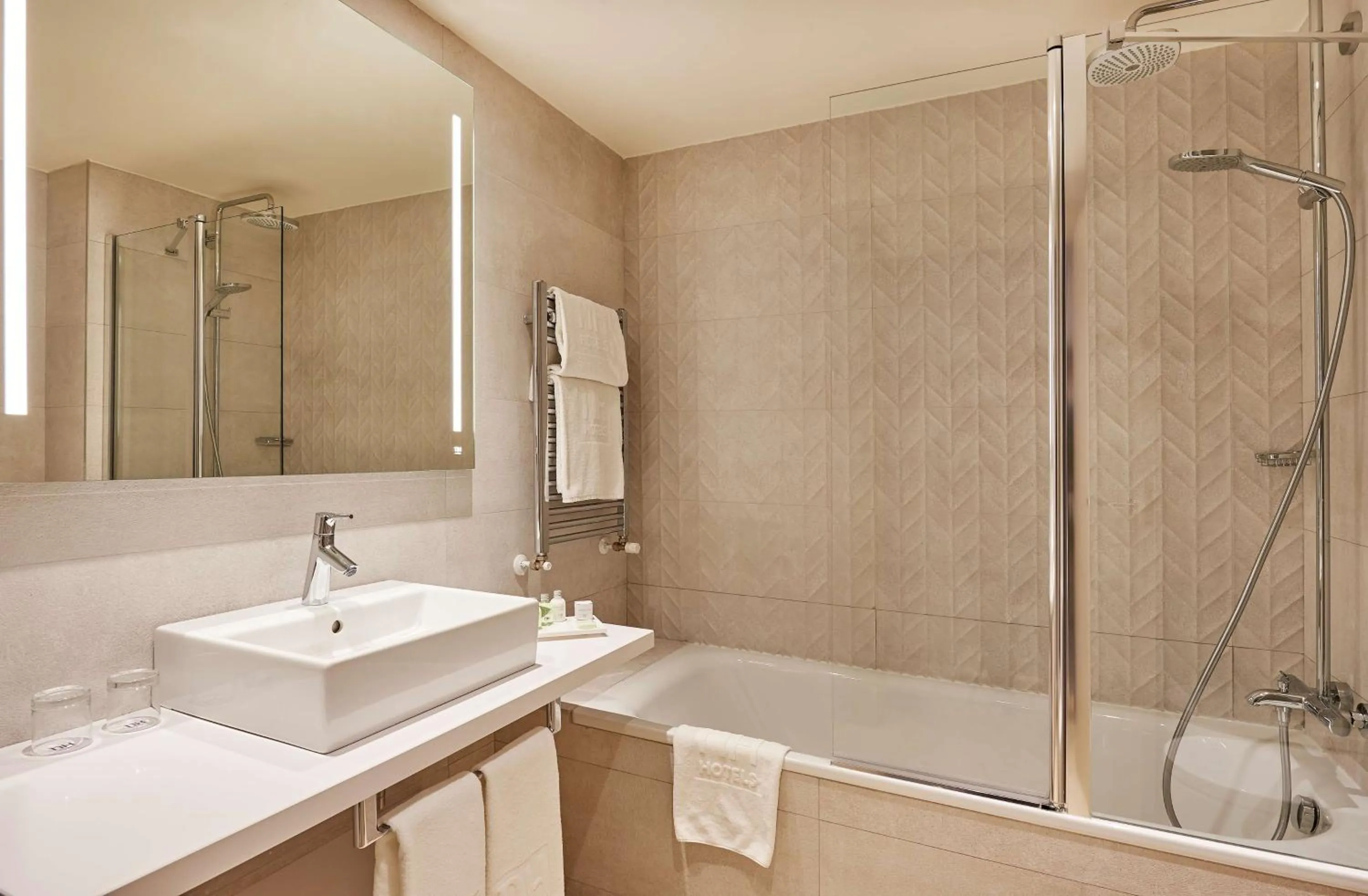 Bathroom in NH Logroño Herencia Rioja