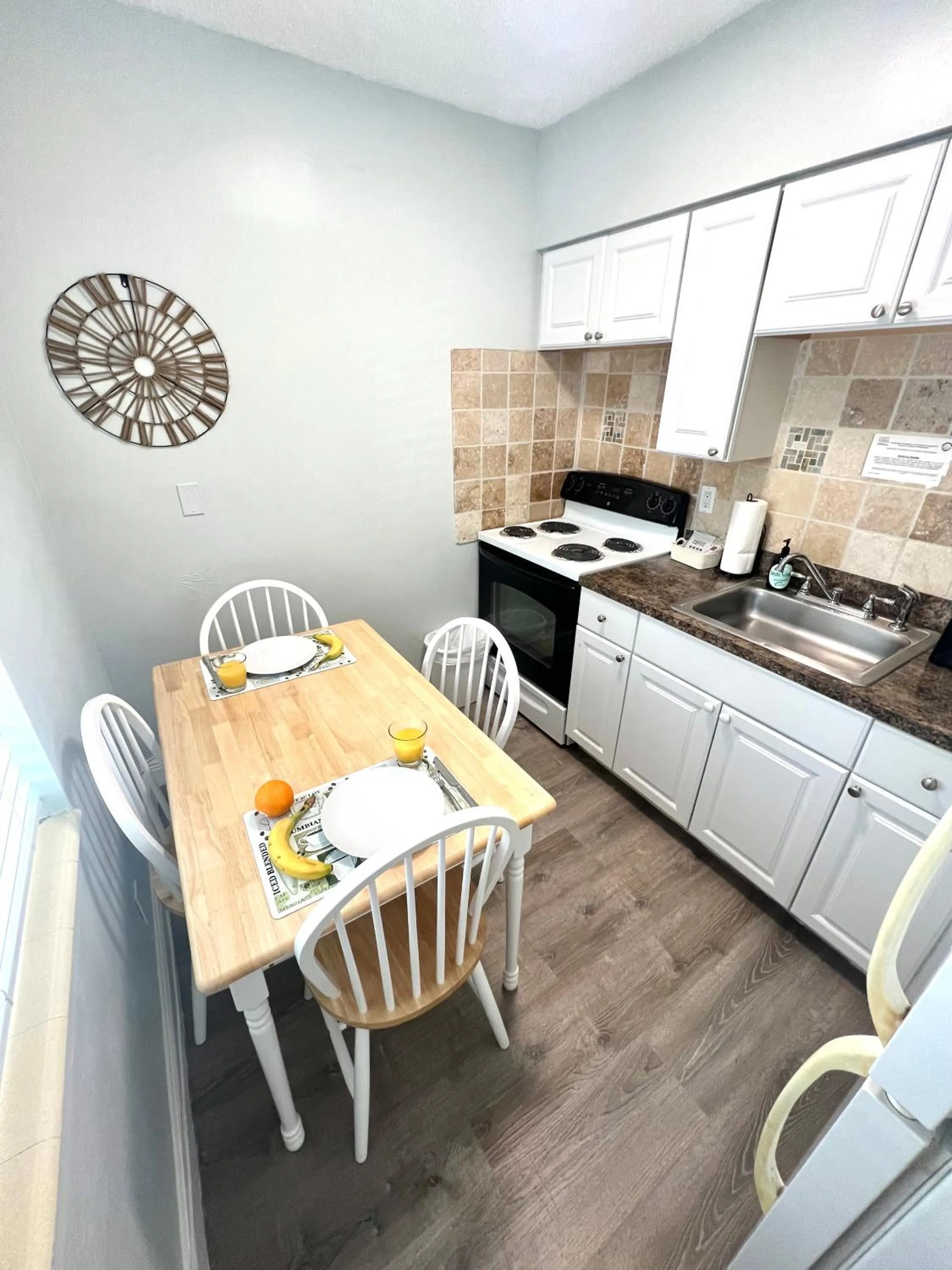 Kitchen or kitchenette in Great Escape Apartments By Lowkl