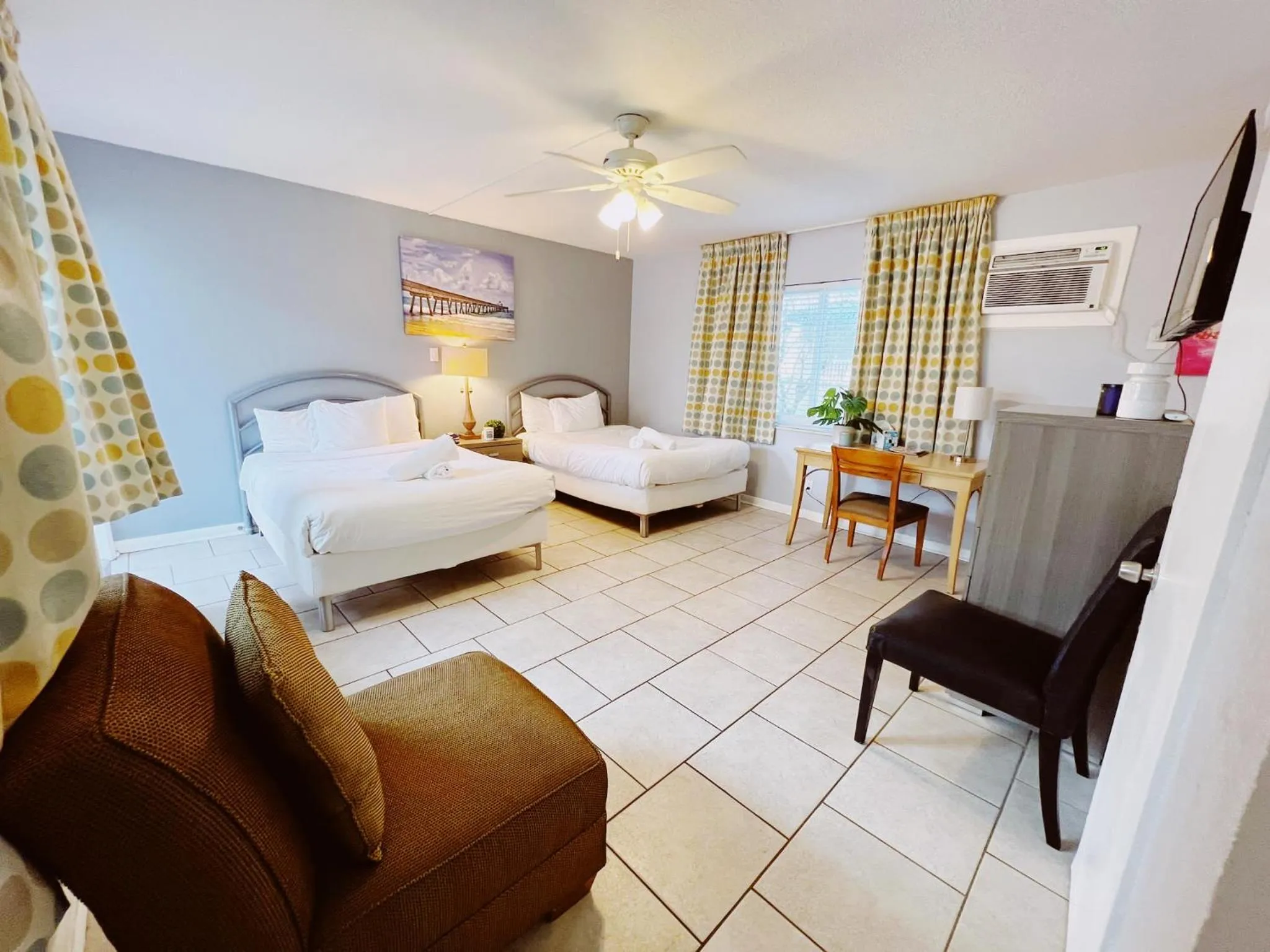 Bed in Great Escape Apartments By Lowkl