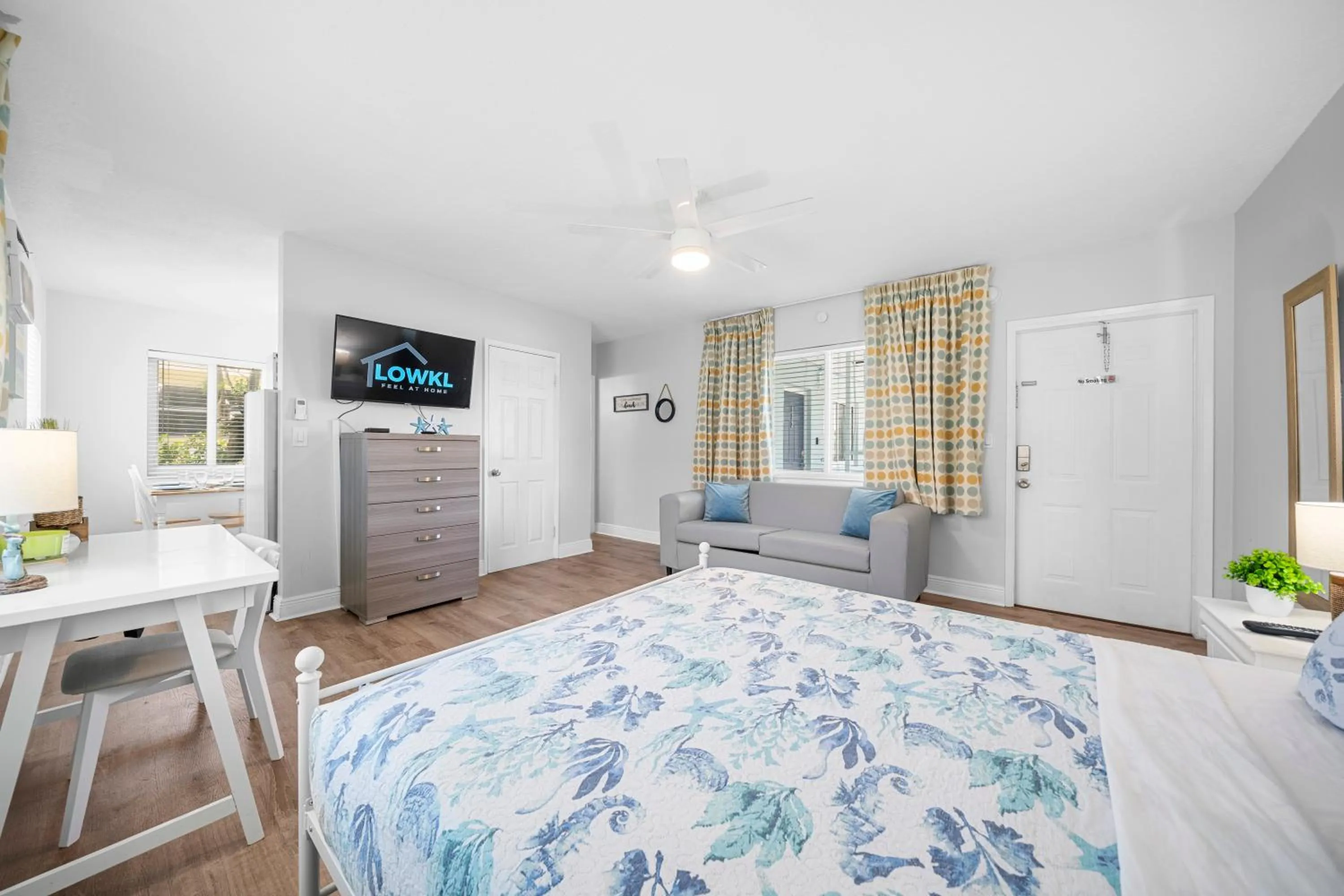 Bed in Great Escape Apartments By Lowkl