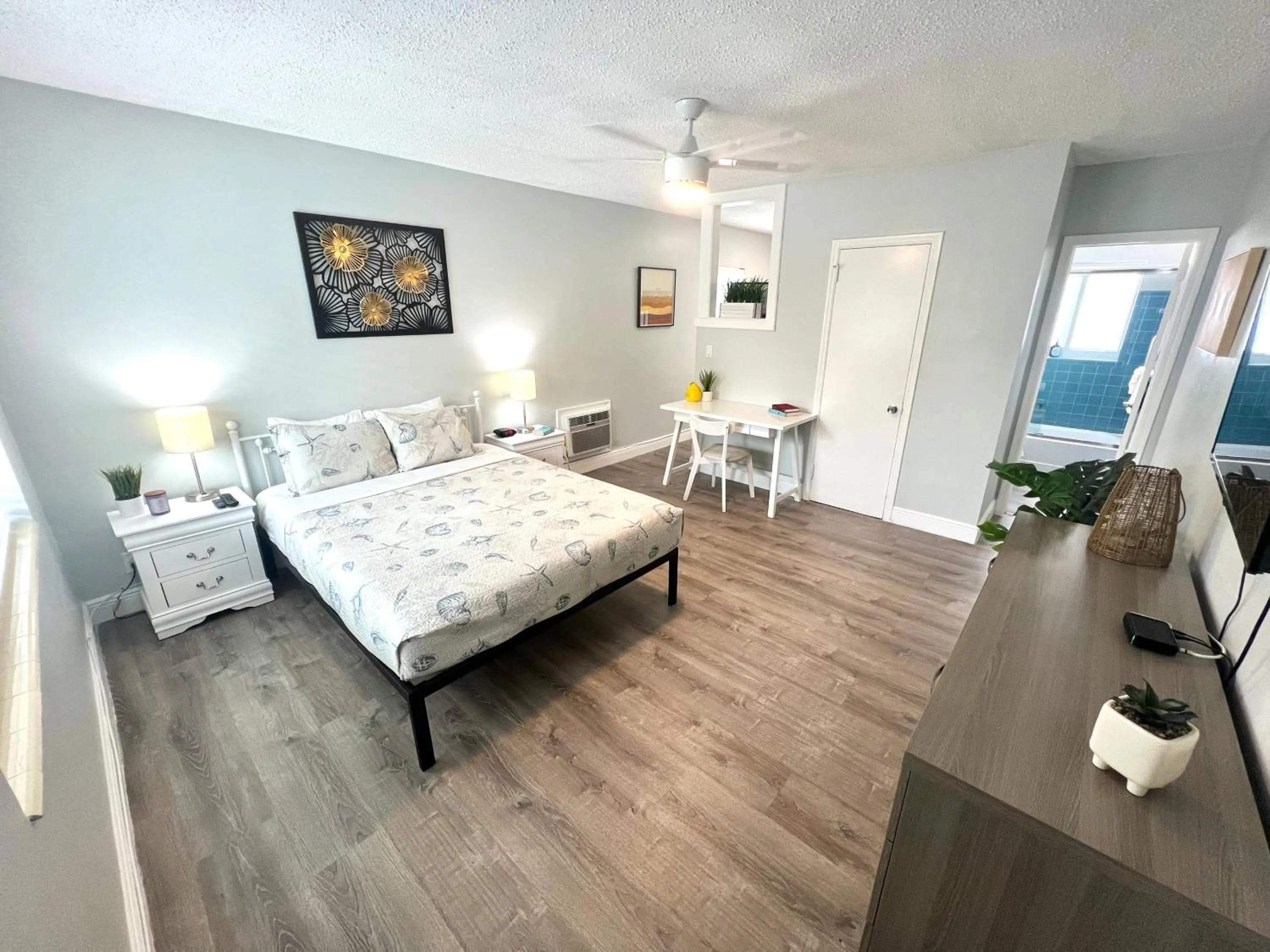 Photo of the whole room, Bed in Great Escape Apartments By Lowkl