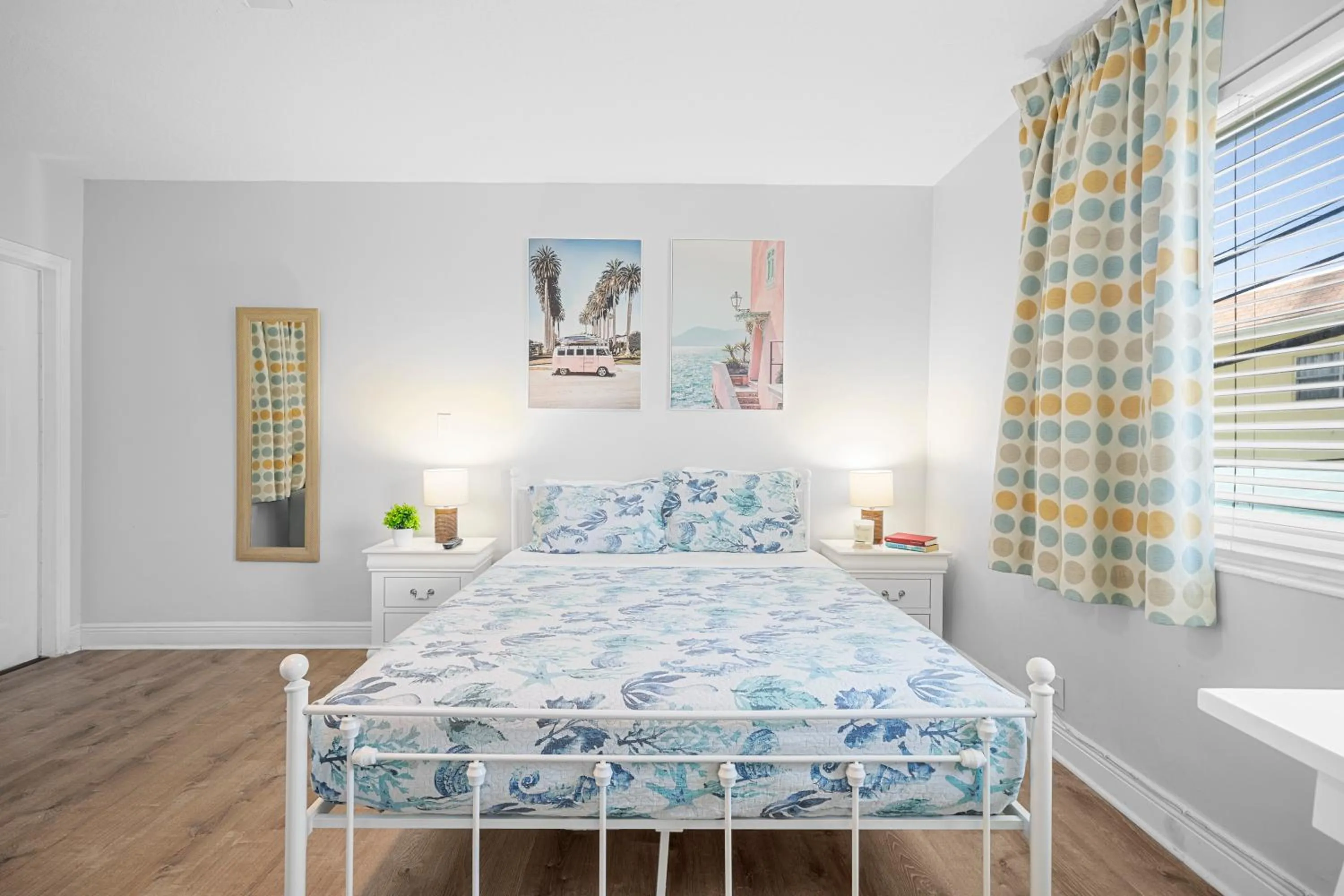 Bed in Great Escape Apartments By Lowkl