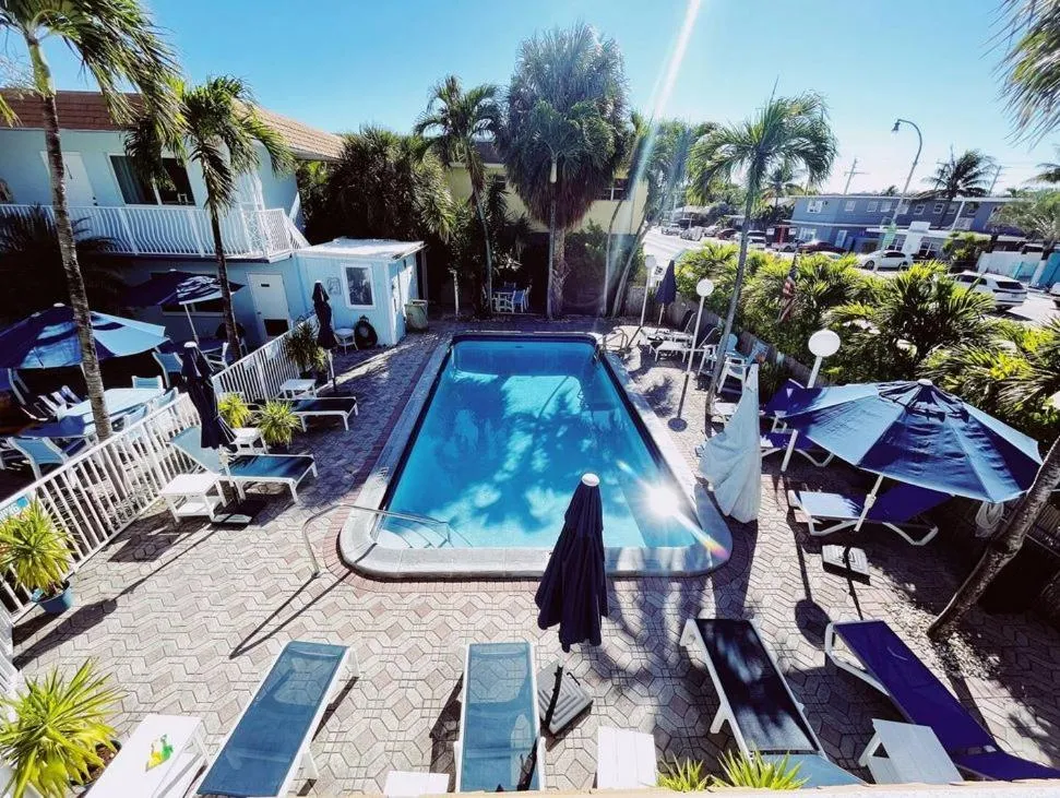 Swimming pool in Great Escape Apartments By Lowkl